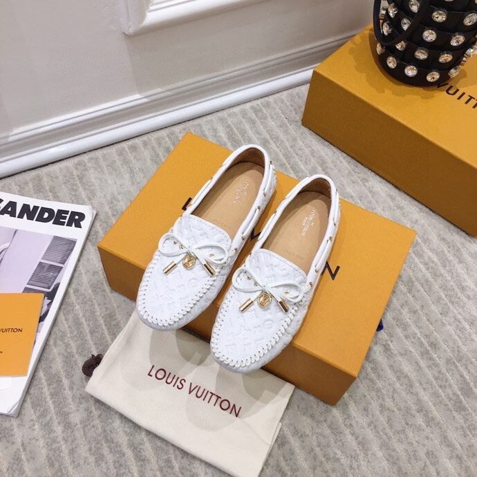 LV WOMEN'S DRIVER MOCCASIN IN WHITE EMBOSSED CALFSKIN - 35