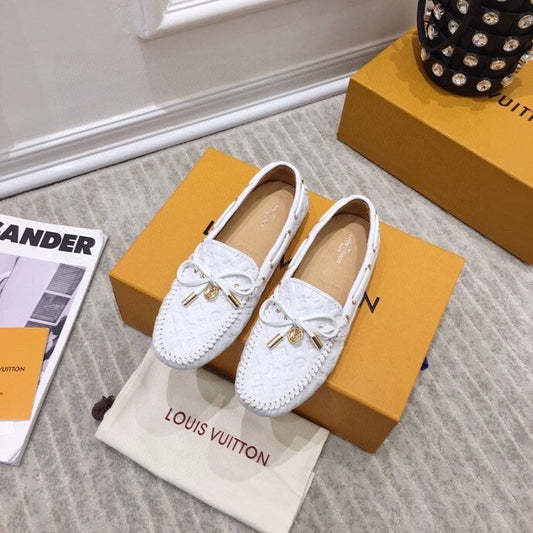 LV WOMEN'S DRIVER MOCCASIN IN WHITE EMBOSSED CALFSKIN - 35