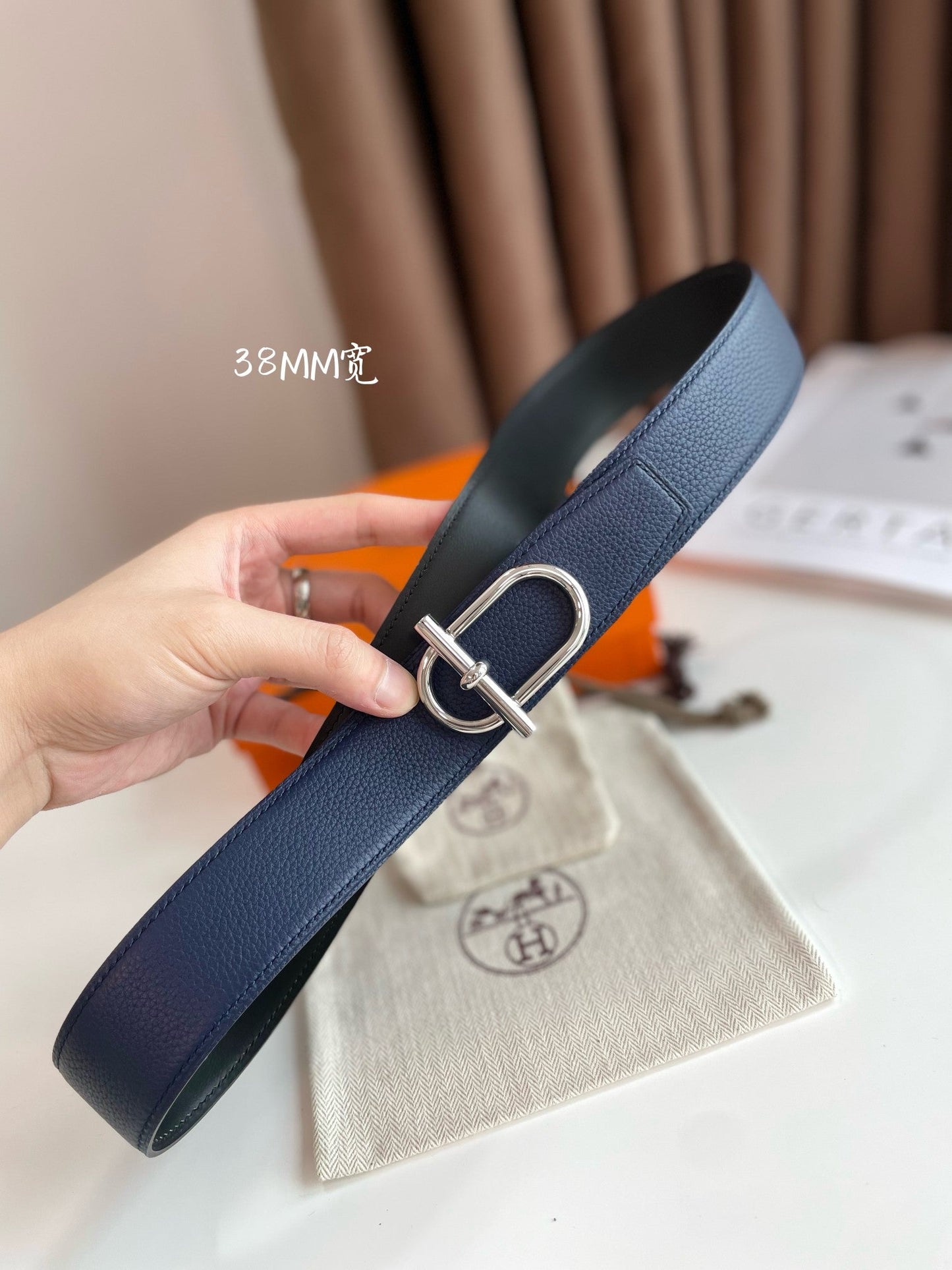 HM ITHAQUE BELT SILVER BUCKLE & REVERSIBLE NAVY BLUE AND BLACK LEATHER STRAP 38MM - 30