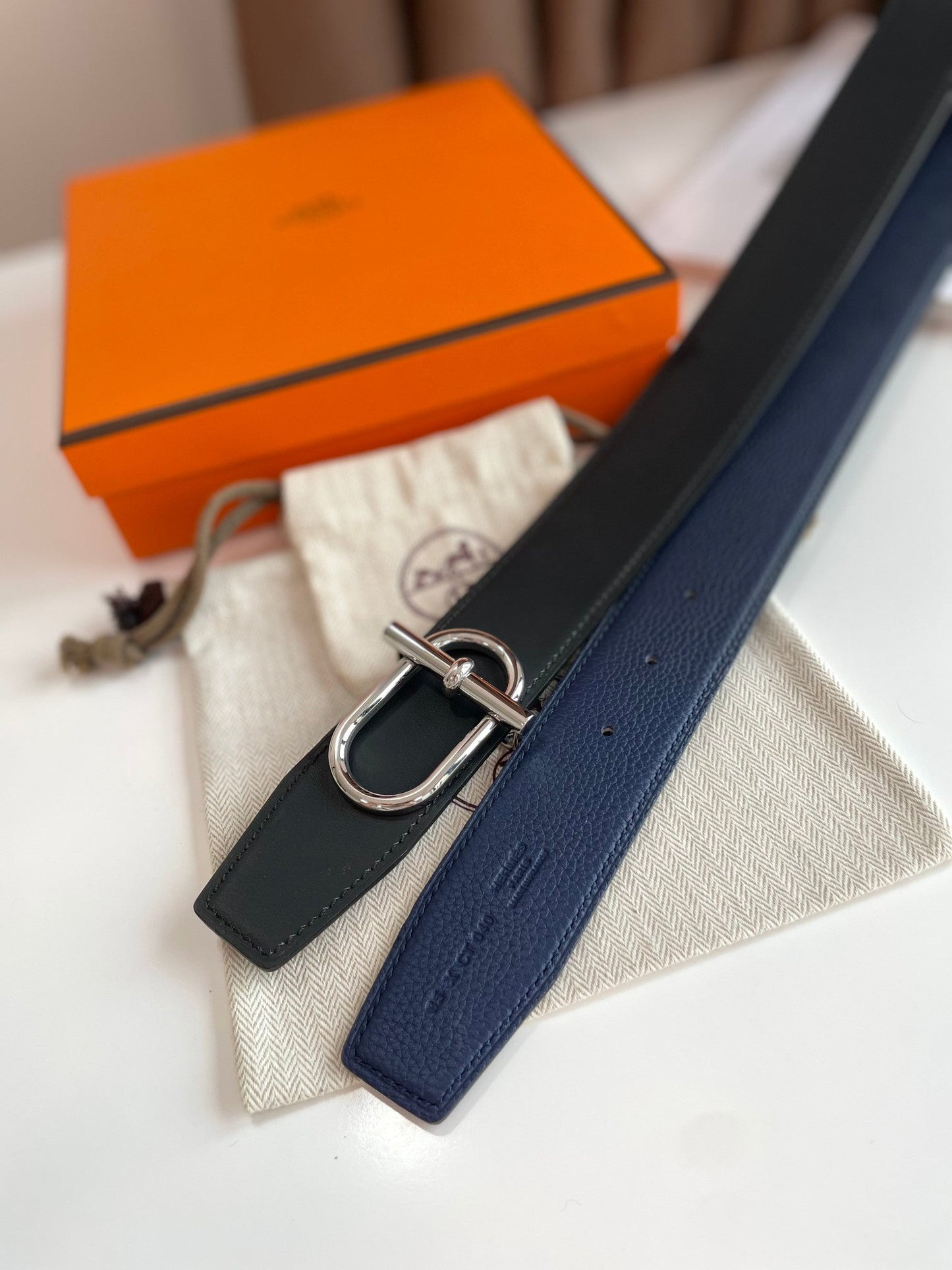 HM ITHAQUE BELT SILVER BUCKLE & REVERSIBLE NAVY BLUE AND BLACK LEATHER STRAP 38MM - 30