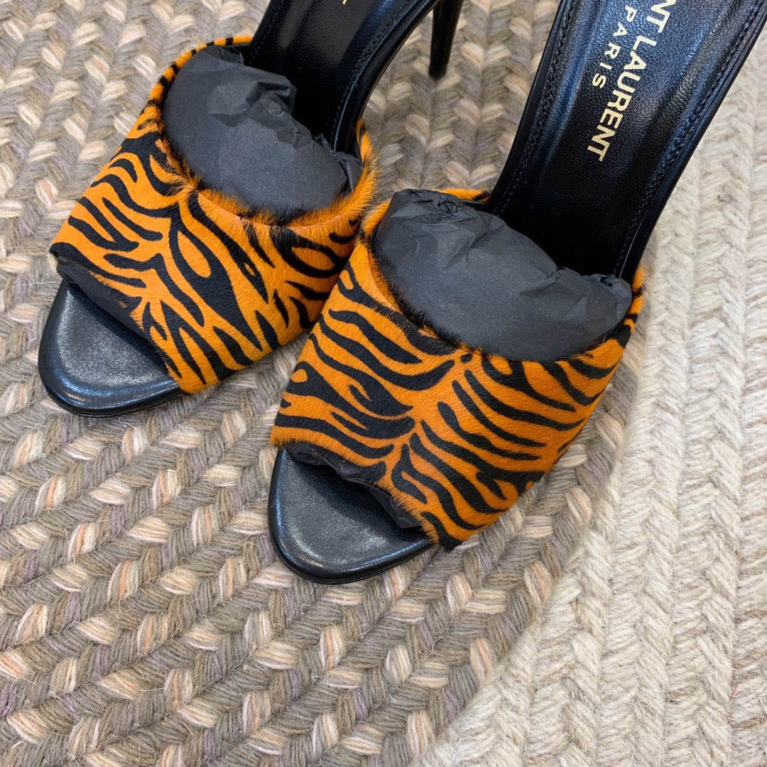LA 16 HEELED MULES IN TIGER PATTERN RABBIT FUR - 34