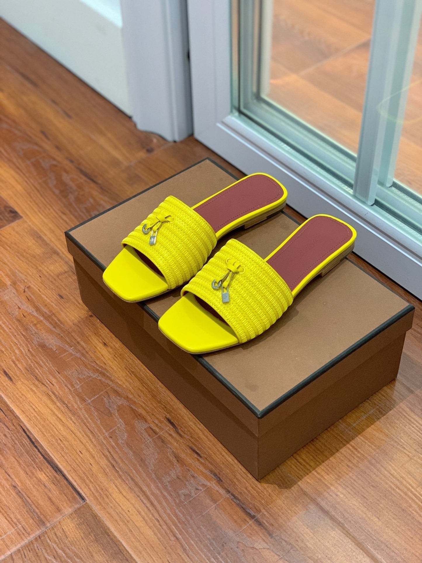 LP RAFFIA CHARMS FLATS SANDAL LEMON CALFSKIN - 35