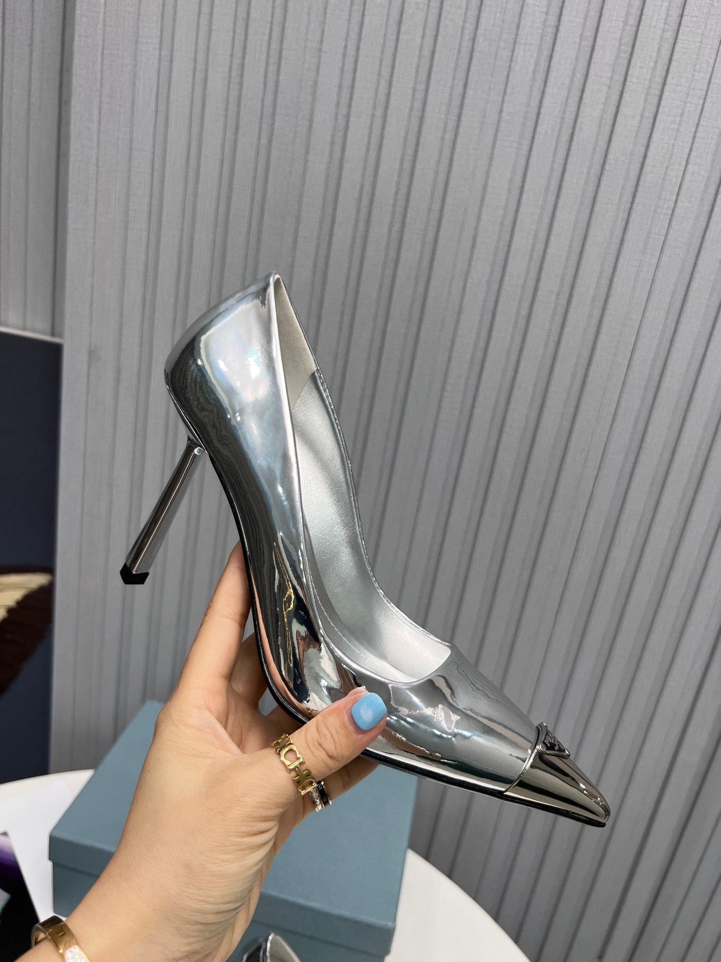 PRADA 26S ТУФЛІ-ЧОВНИКИ НА ШПИЛЬЦІ 95 ММ З ТЕЛЯЧОЇ ШКІРИ, З МЕТАЛЕВИМ НОСКОМ СРІБНОГО КОЛЬОРУ