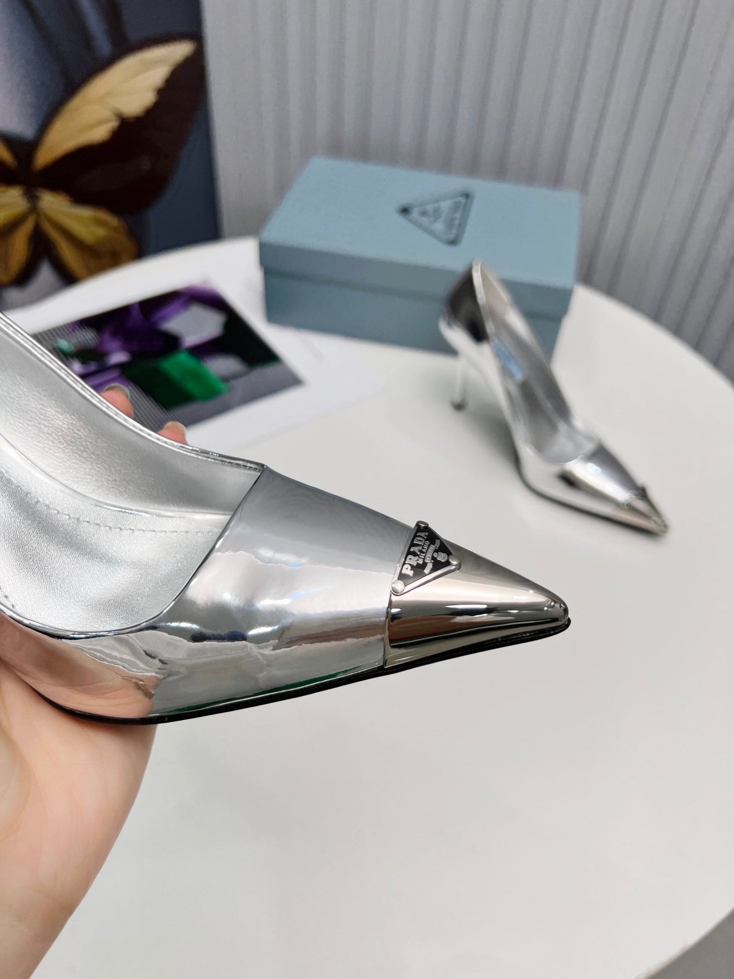 PRADA 26S ТУФЛІ-ЧОВНИКИ НА ШПИЛЬЦІ 95 ММ З ТЕЛЯЧОЇ ШКІРИ, З МЕТАЛЕВИМ НОСКОМ СРІБНОГО КОЛЬОРУ