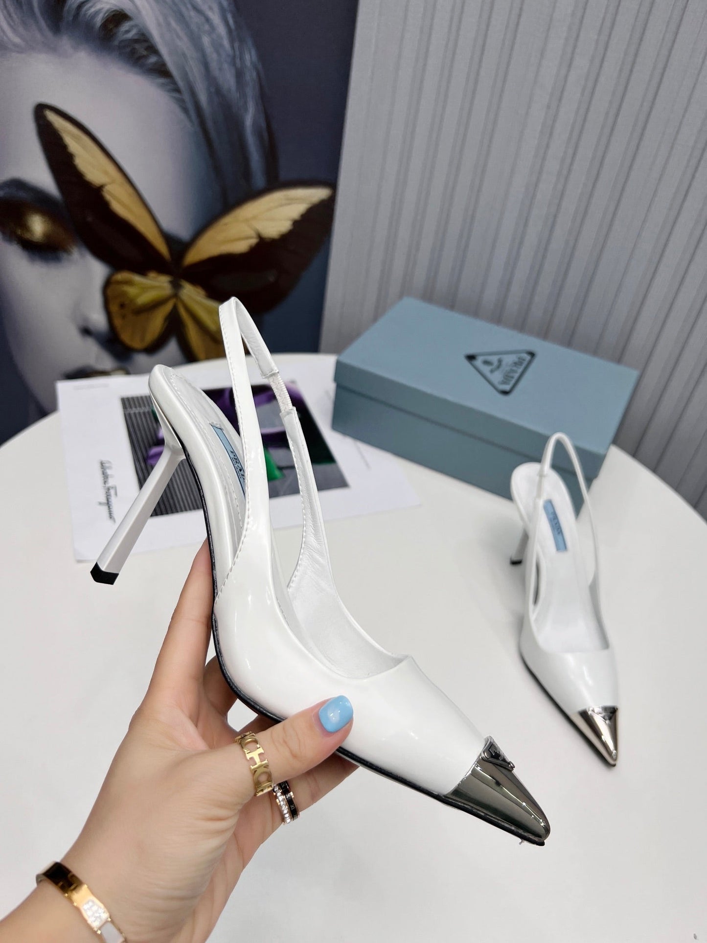 PRADA 26S ТУФЛІ-СЛІНГБЕКИ НА ПІДБОРАХ 95 ММ З ТЕЛЯЧОЇ ШКІРИ З МЕТАЛЕВИМ НОСКОМ, БІЛІ