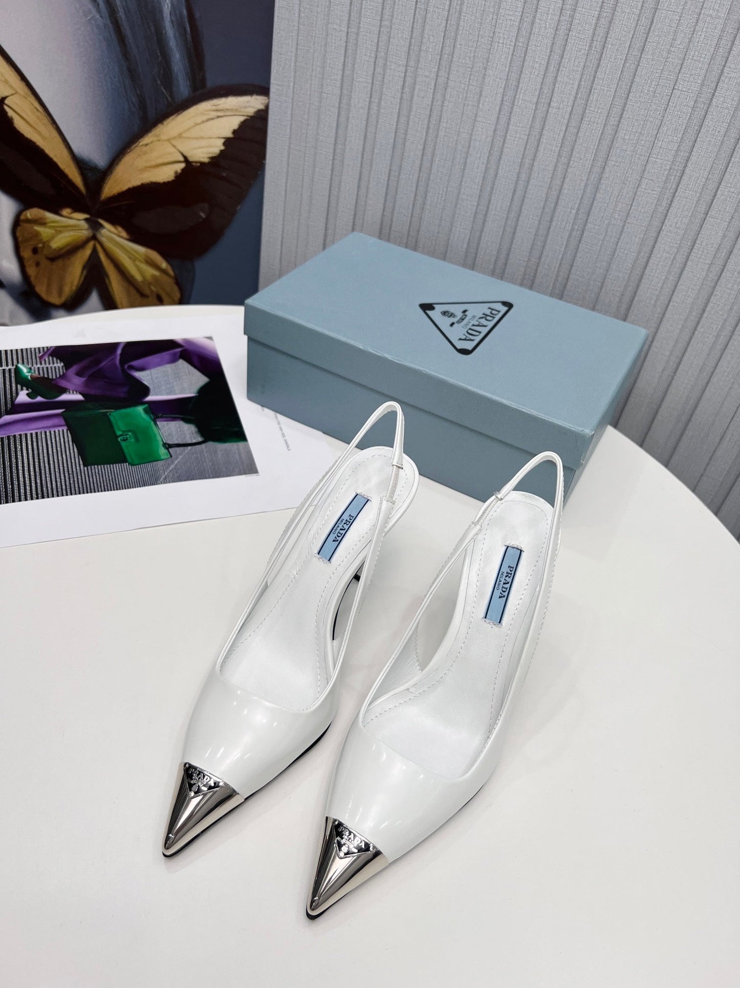 PRADA 26S ТУФЛІ-СЛІНГБЕКИ НА ПІДБОРАХ 95 ММ З ТЕЛЯЧОЇ ШКІРИ З МЕТАЛЕВИМ НОСКОМ, БІЛІ