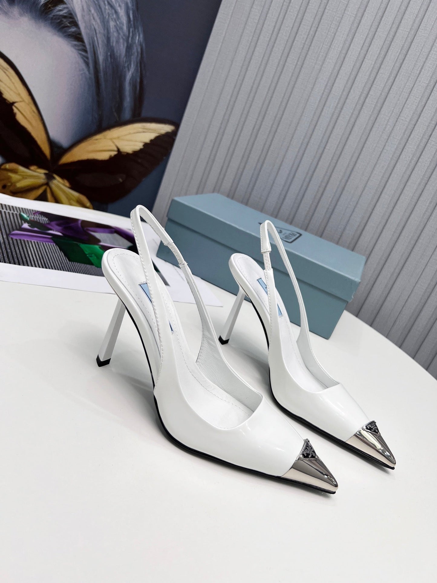 PRADA 26S ТУФЛІ-СЛІНГБЕКИ НА ПІДБОРАХ 95 ММ З ТЕЛЯЧОЇ ШКІРИ З МЕТАЛЕВИМ НОСКОМ, БІЛІ