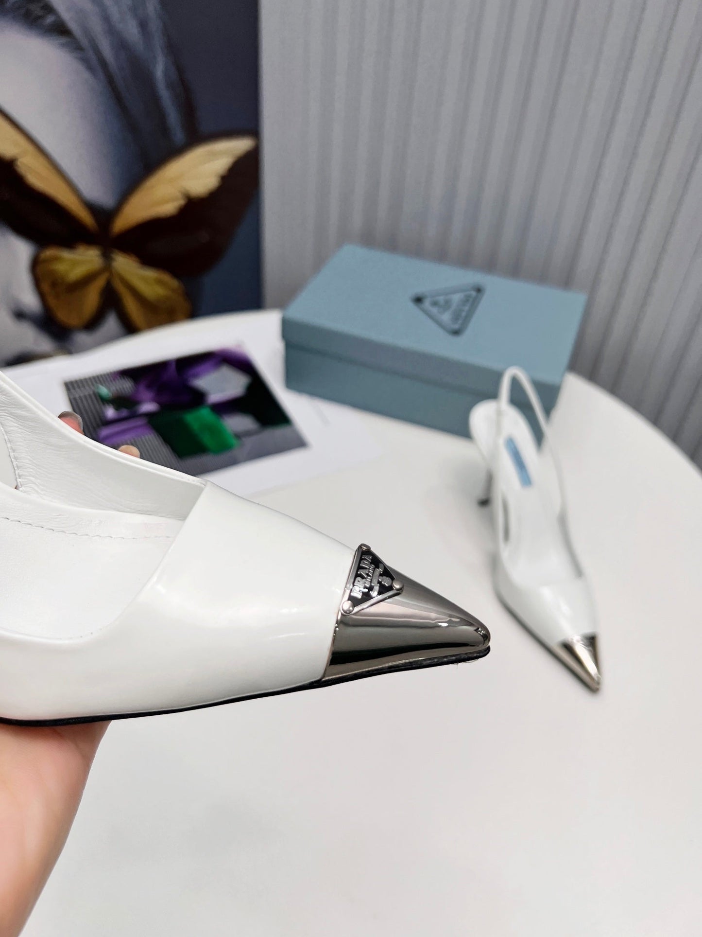 PRADA 26S ТУФЛІ-СЛІНГБЕКИ НА ПІДБОРАХ 95 ММ З ТЕЛЯЧОЇ ШКІРИ З МЕТАЛЕВИМ НОСКОМ, БІЛІ