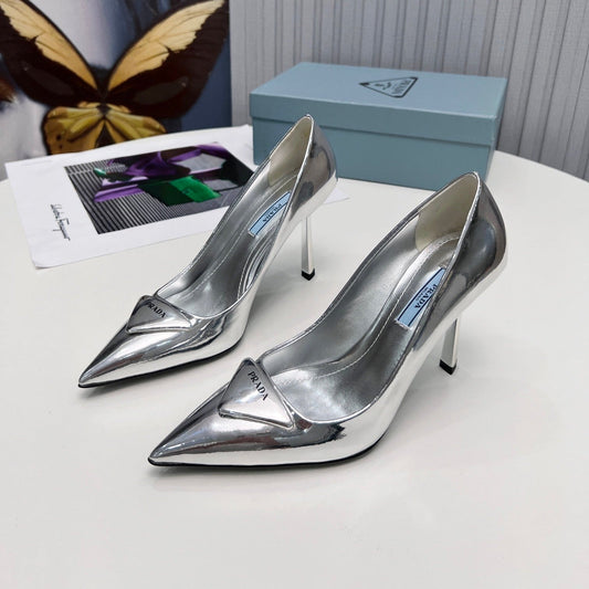 PRADA 26S ГОСТРОНОСІ ТУФЛІ-ЧОВНИКИ НА ШПИЛЬЦІ 95 ММ ЗІ СРІБНОЇ ЛАКОВАНОЇ ТЕЛЯЧОЇ ШКІРИ З ЛОГОТИПОМ