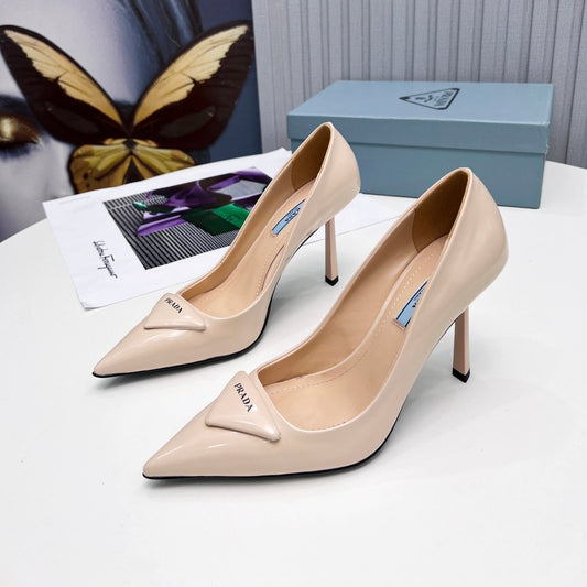 PRADA 26S ГОСТРОНОСІ ТУФЛІ-ЧОВНИКИ НА ШПИЛЬЦІ 95 ММ З НЮДОВО-БЕЖЕВОЇ ЛАКОВАНОЇ ТЕЛЯЧОЇ ШКІРИ З ЛОГОТИПОМ