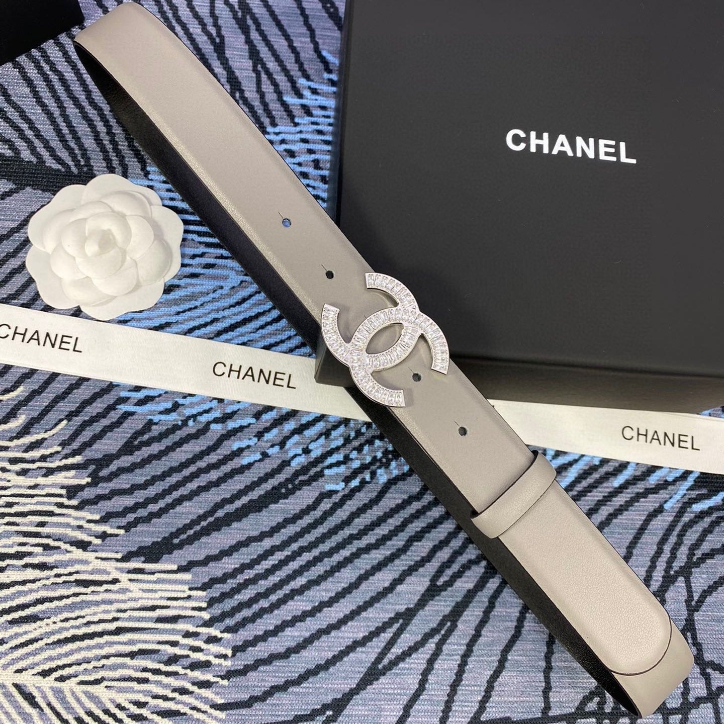 CHANEL 25S BELT 30 MM IN GREY CALFSKIN WITH SILVER HARDWARE 615093 - 30