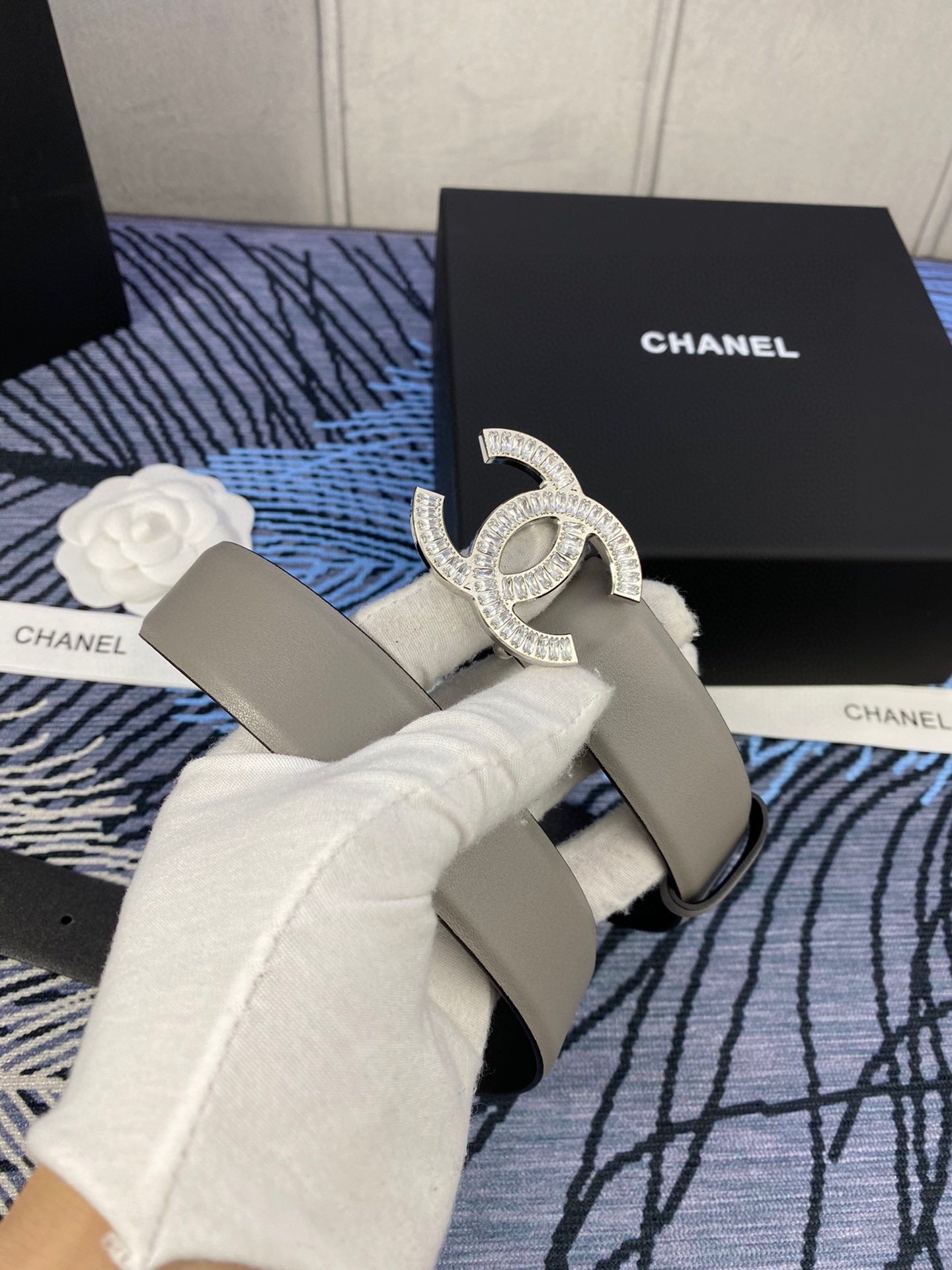 CHANEL 25S BELT 30 MM IN GREY CALFSKIN WITH SILVER HARDWARE 615093 - 30