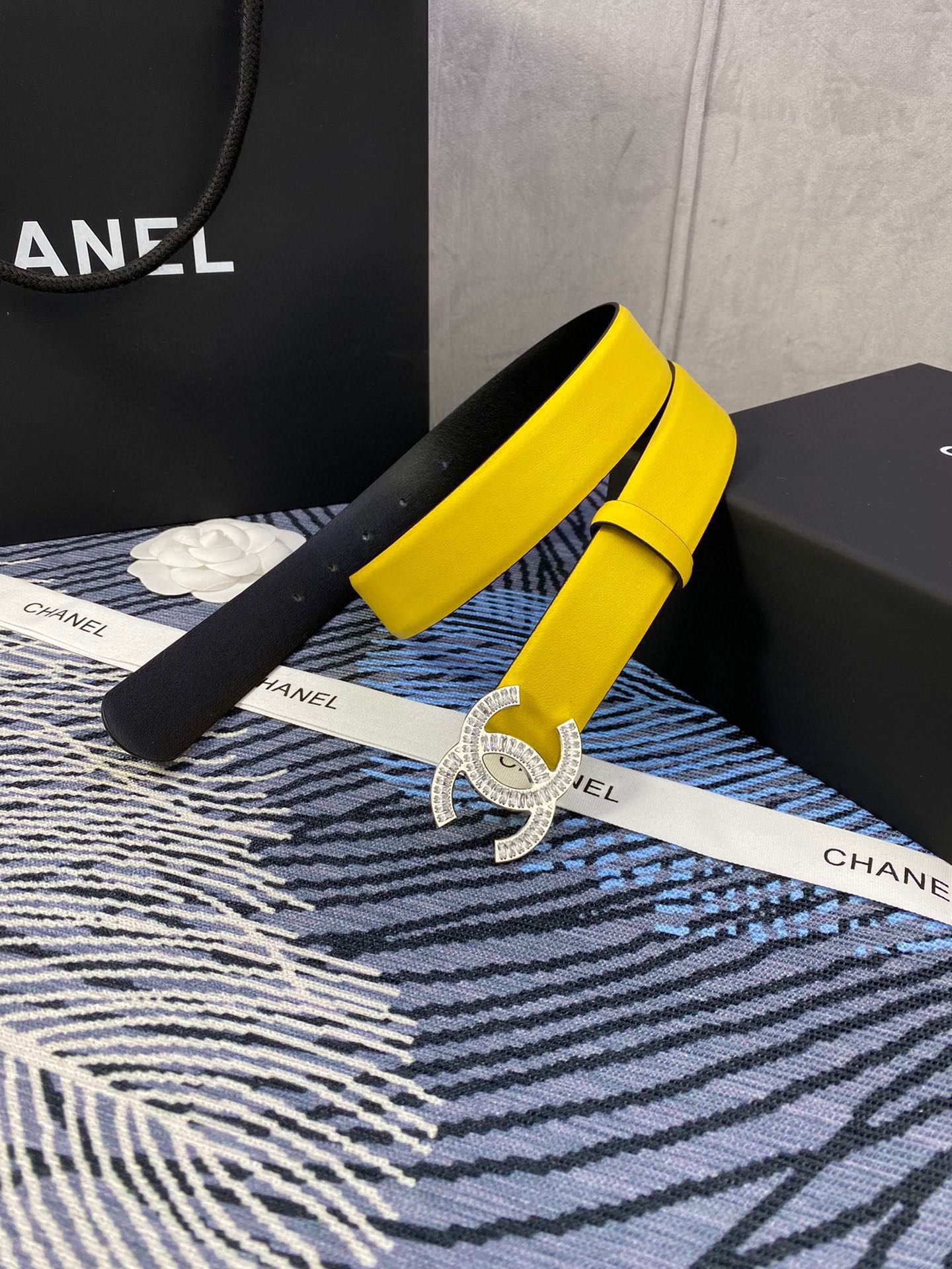 CHANEL 25S BELT 30 MM IN YELLOW CALFSKIN WITH SILVER HARDWARE 615096 - 30