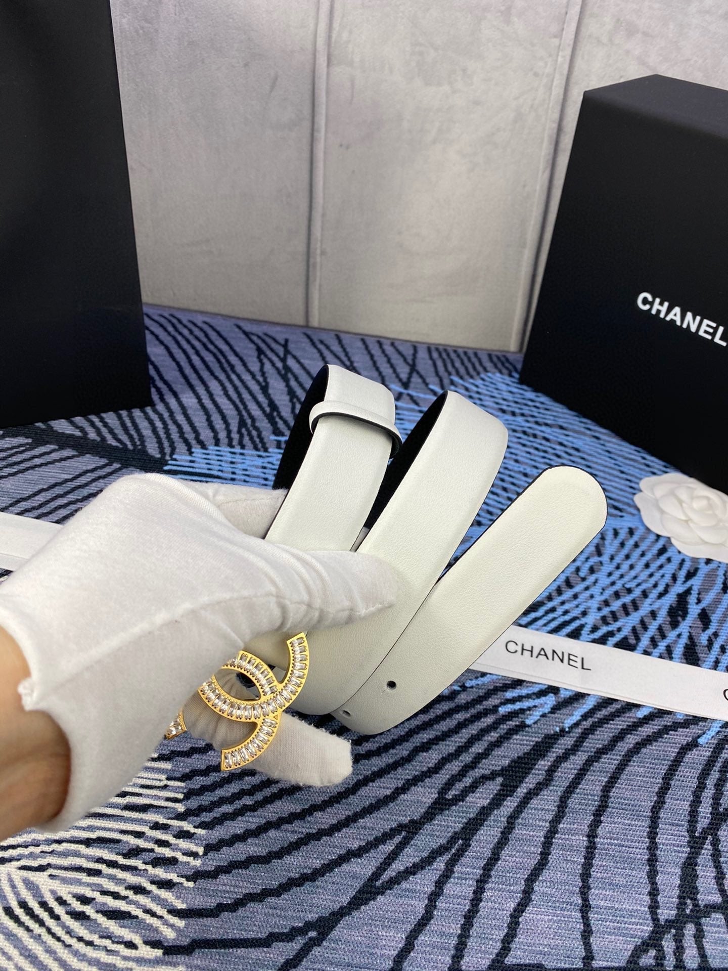 CHANEL 25S BELT 30 MM IN WHITE CALFSKIN WITH GOLD HARDWARE 615098 - 30