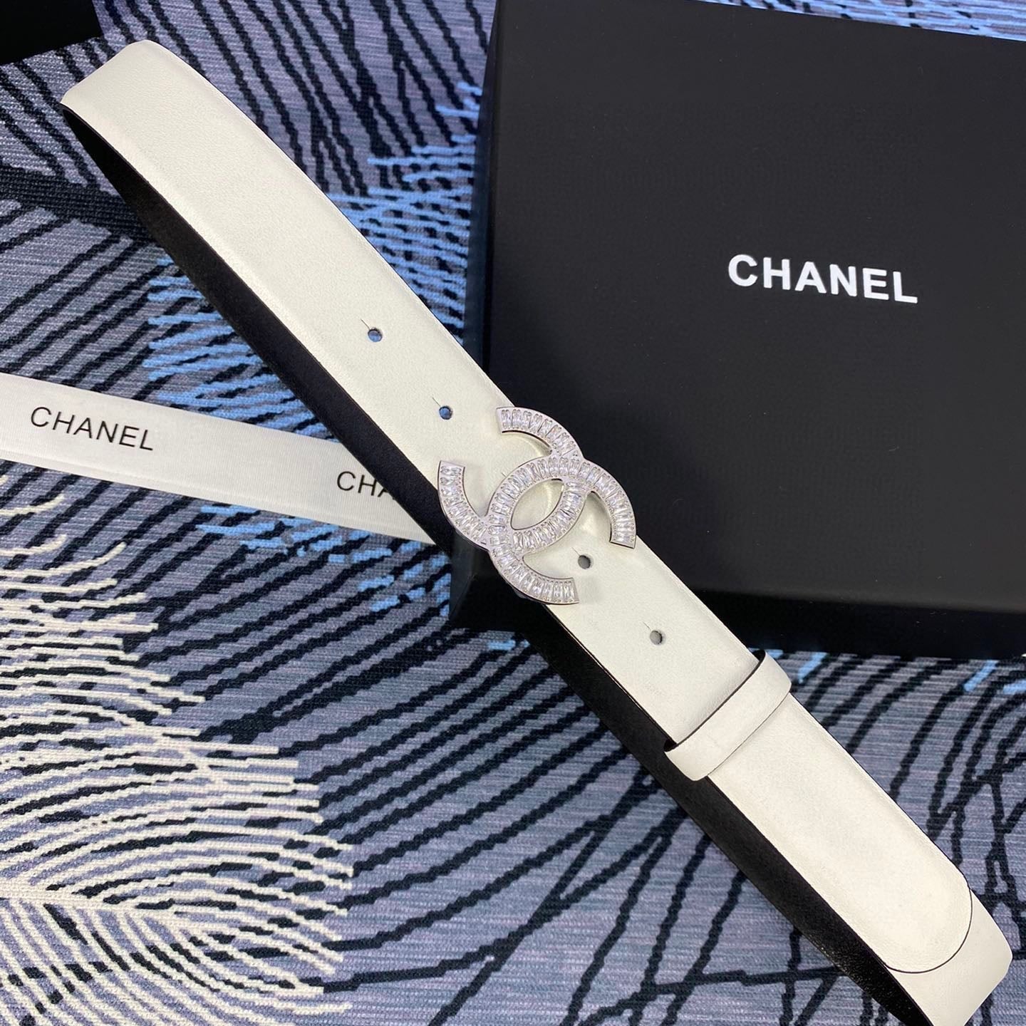 CHANEL 25S BELT 30 MM IN WHITE CALFSKIN WITH SILVER HARDWARE 615098 - 30