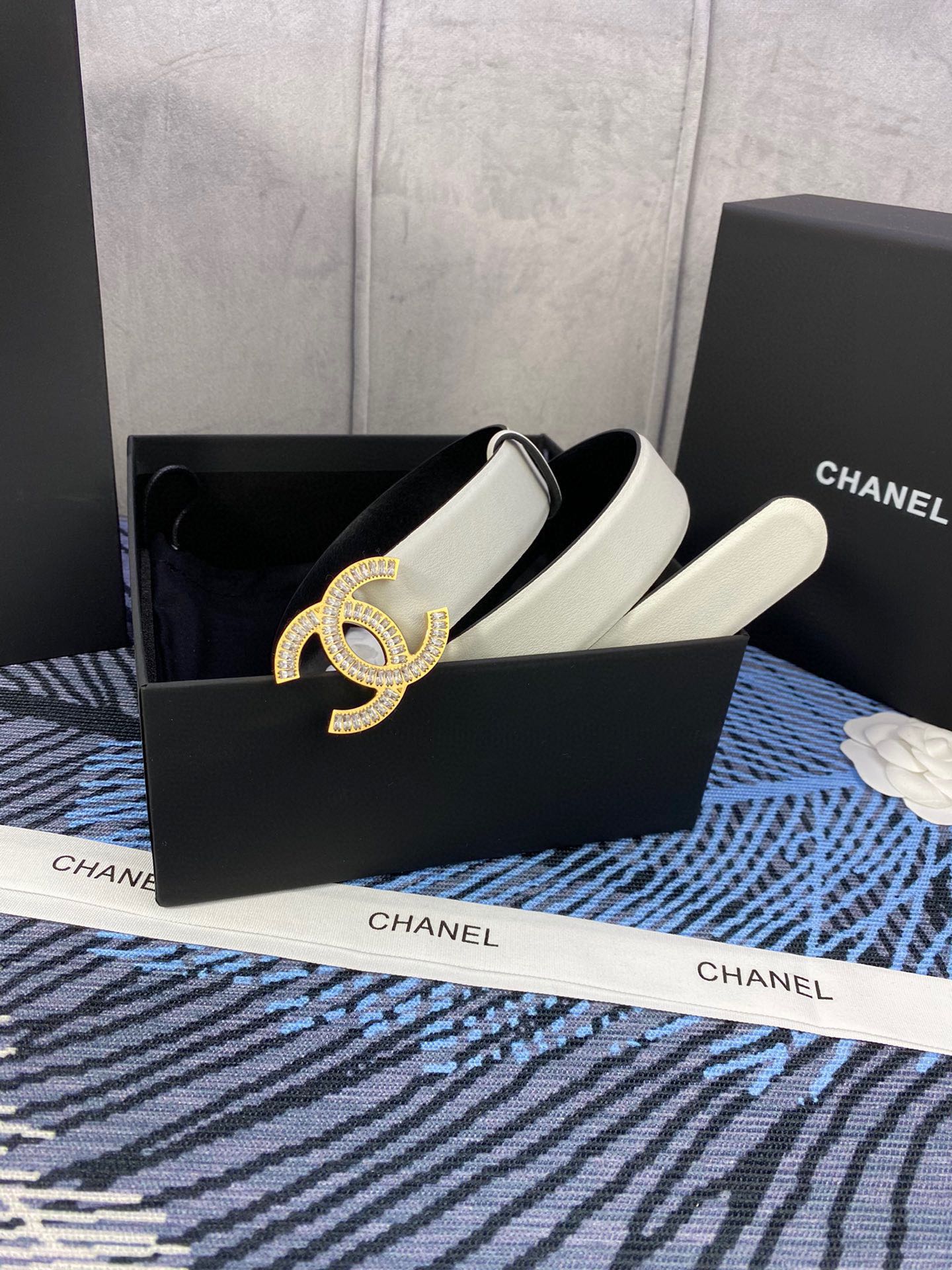 CHANEL 25S BELT 30 MM IN WHITE CALFSKIN WITH GOLD HARDWARE 615098 - 30