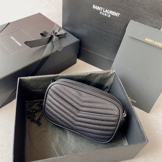 Міні-сумка LOU CAMERA BAG 19 зі шкіри теляти з візерунком «ікра», чорна фурнітура