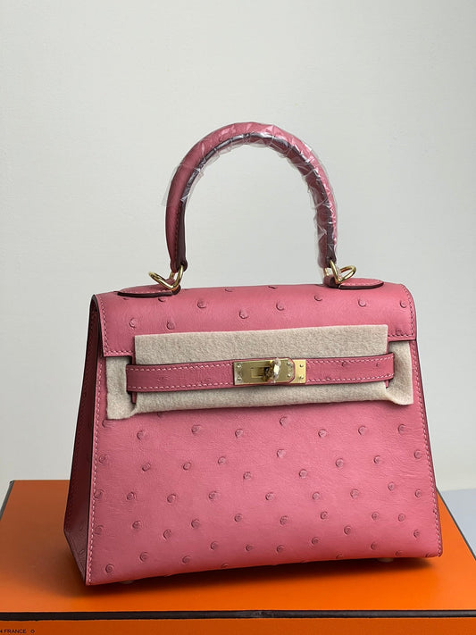Сумка KELLY 20 зі шкіри страуса кольору Rouge Pink із золотою фурнітурою