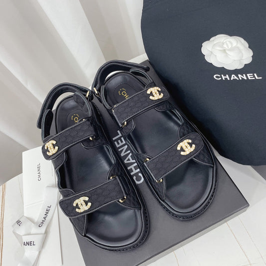 Босоніжки CHANEL 26S з чорної тканини з логотипом, оздобленим перлинами