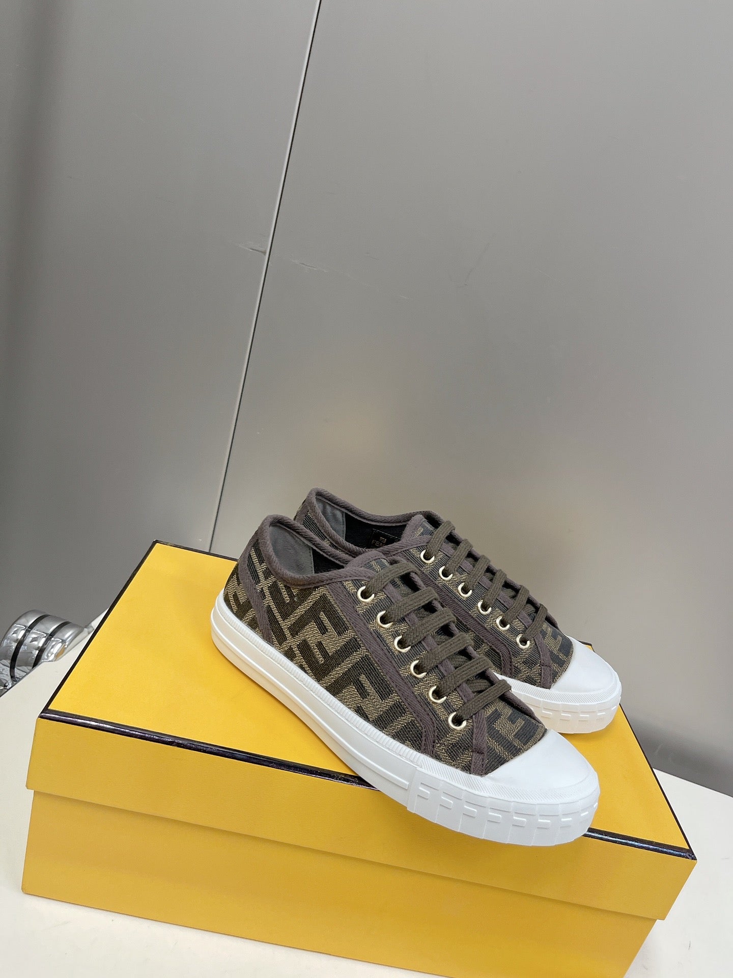 FENDI DOMINO MOTIF LOW-TOP SNEAKERS IN BROWN CANVAS - 35