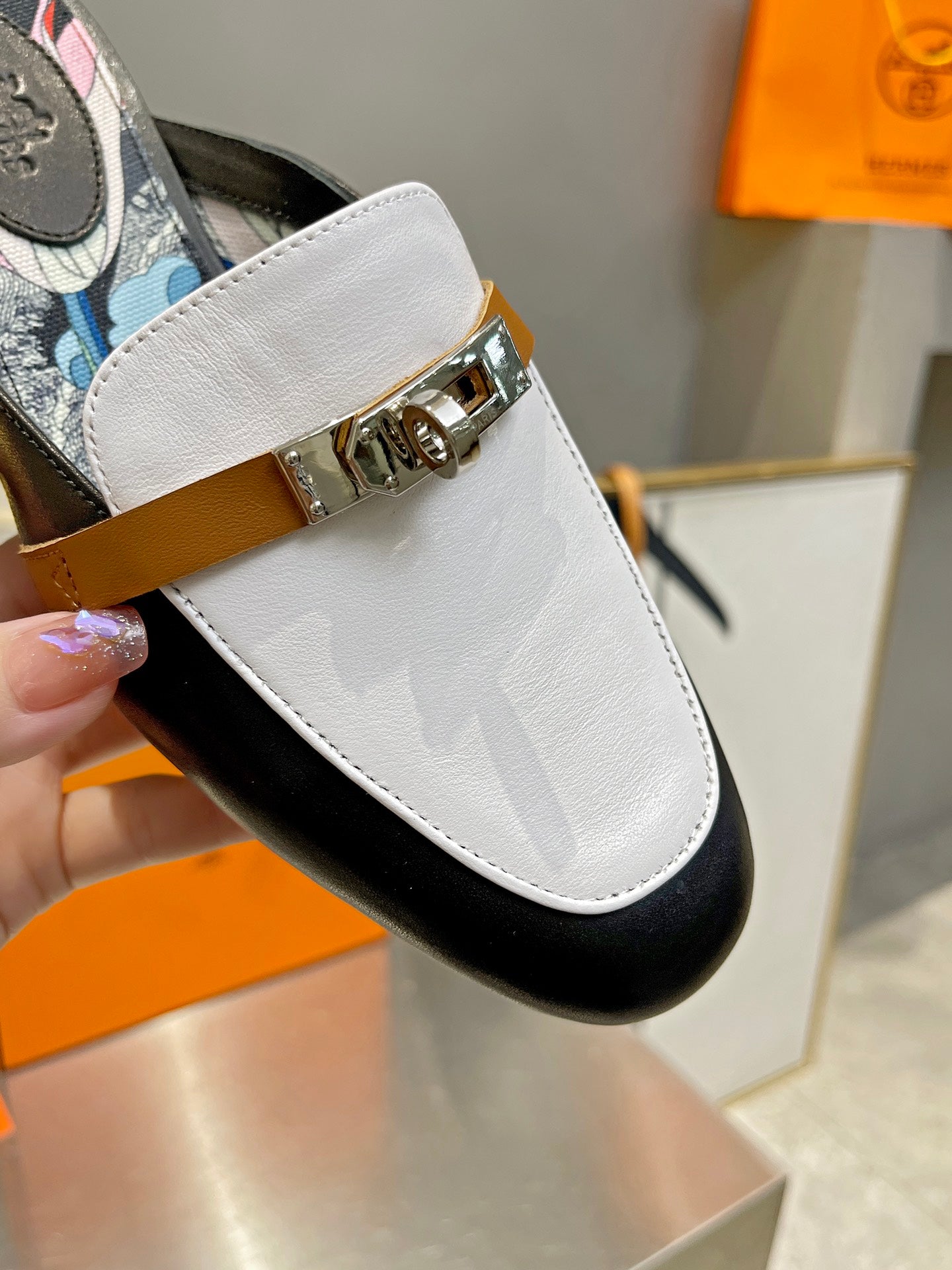 0Z MULE WHITE AND BLACK CALFSKIN WITH PATTERN - 35