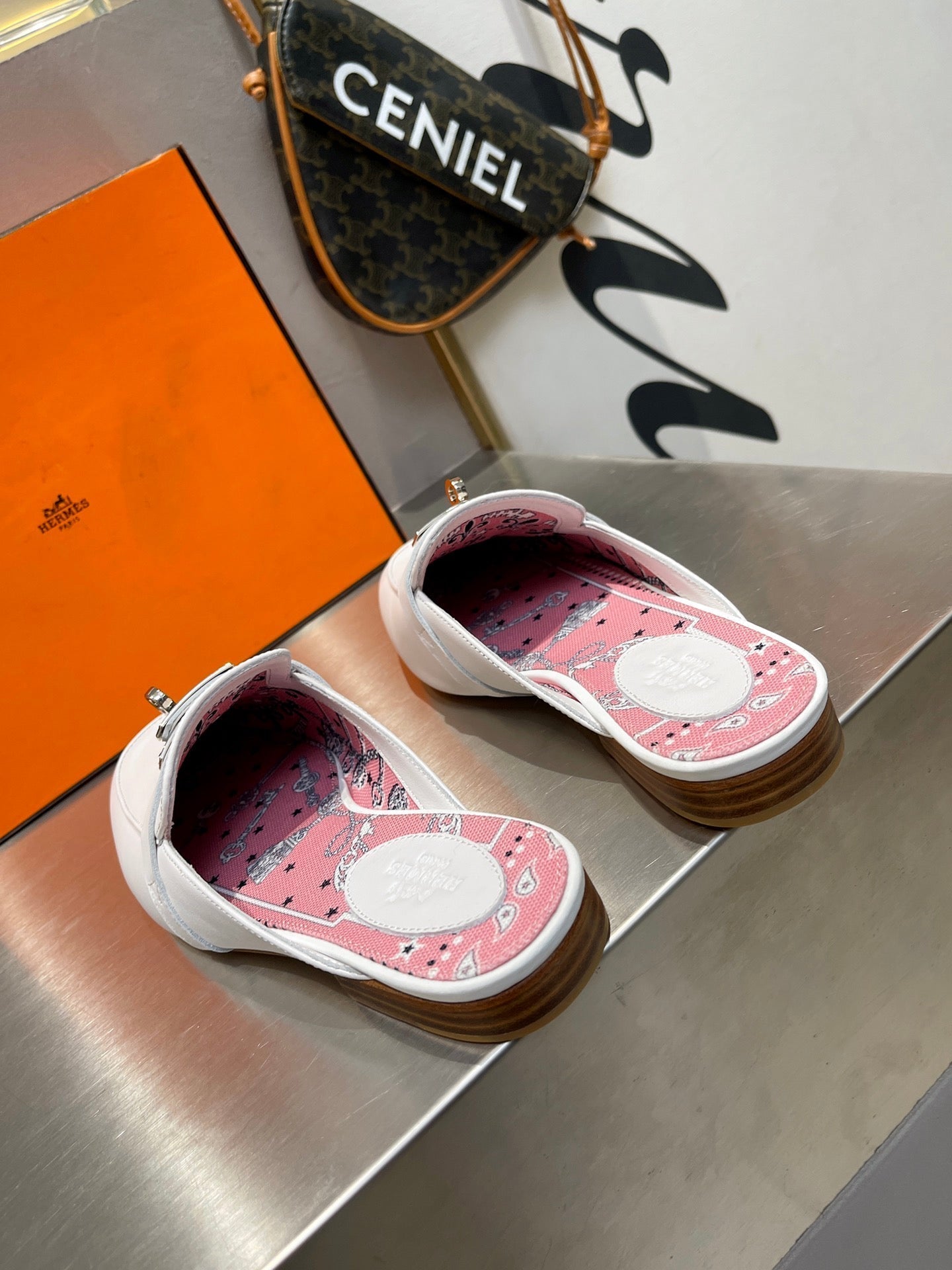 0Z MULE WHITE CALFSKIN WITH PINK PATTERN - 35