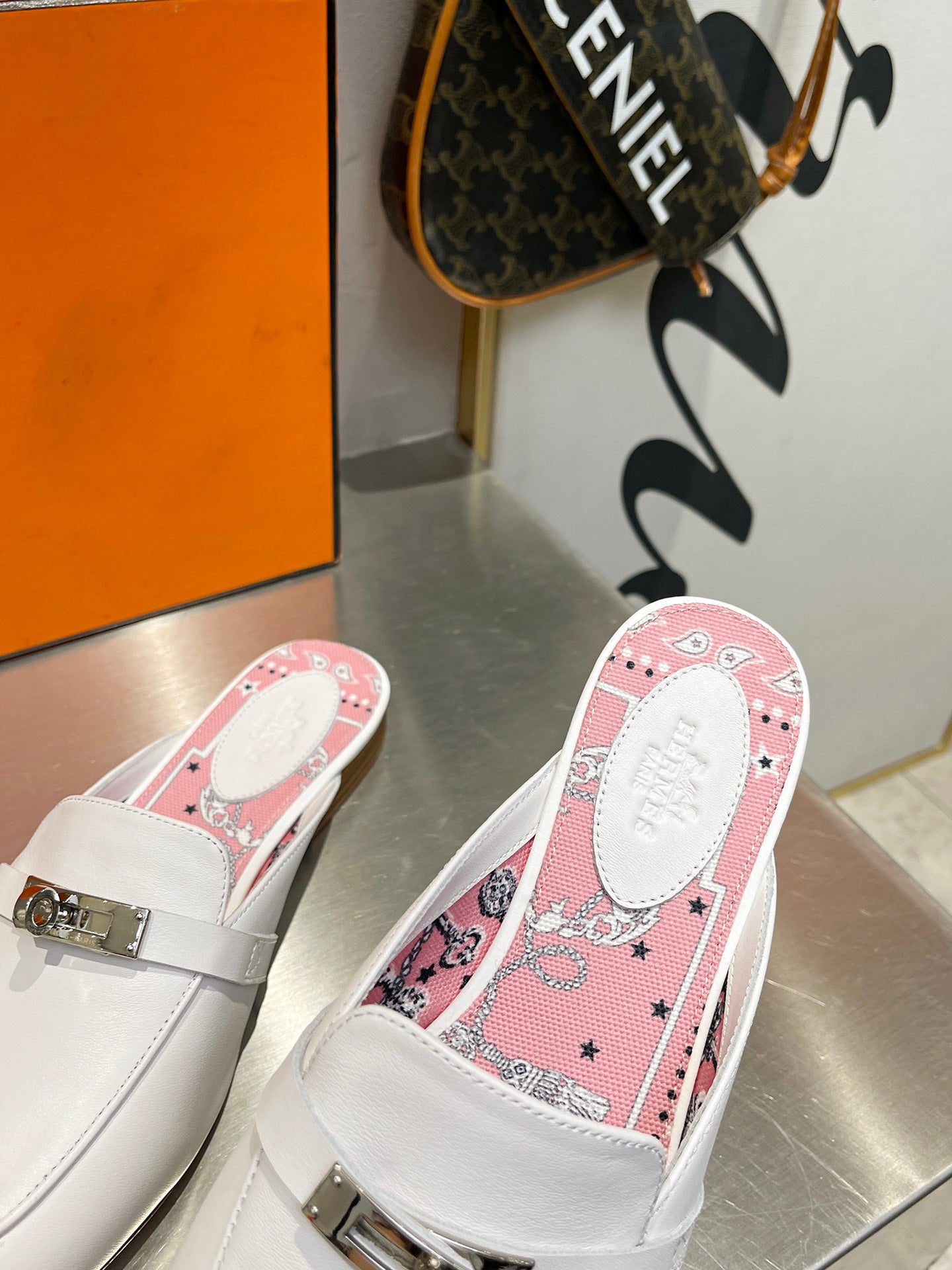 0Z MULE WHITE CALFSKIN WITH PINK PATTERN - 35