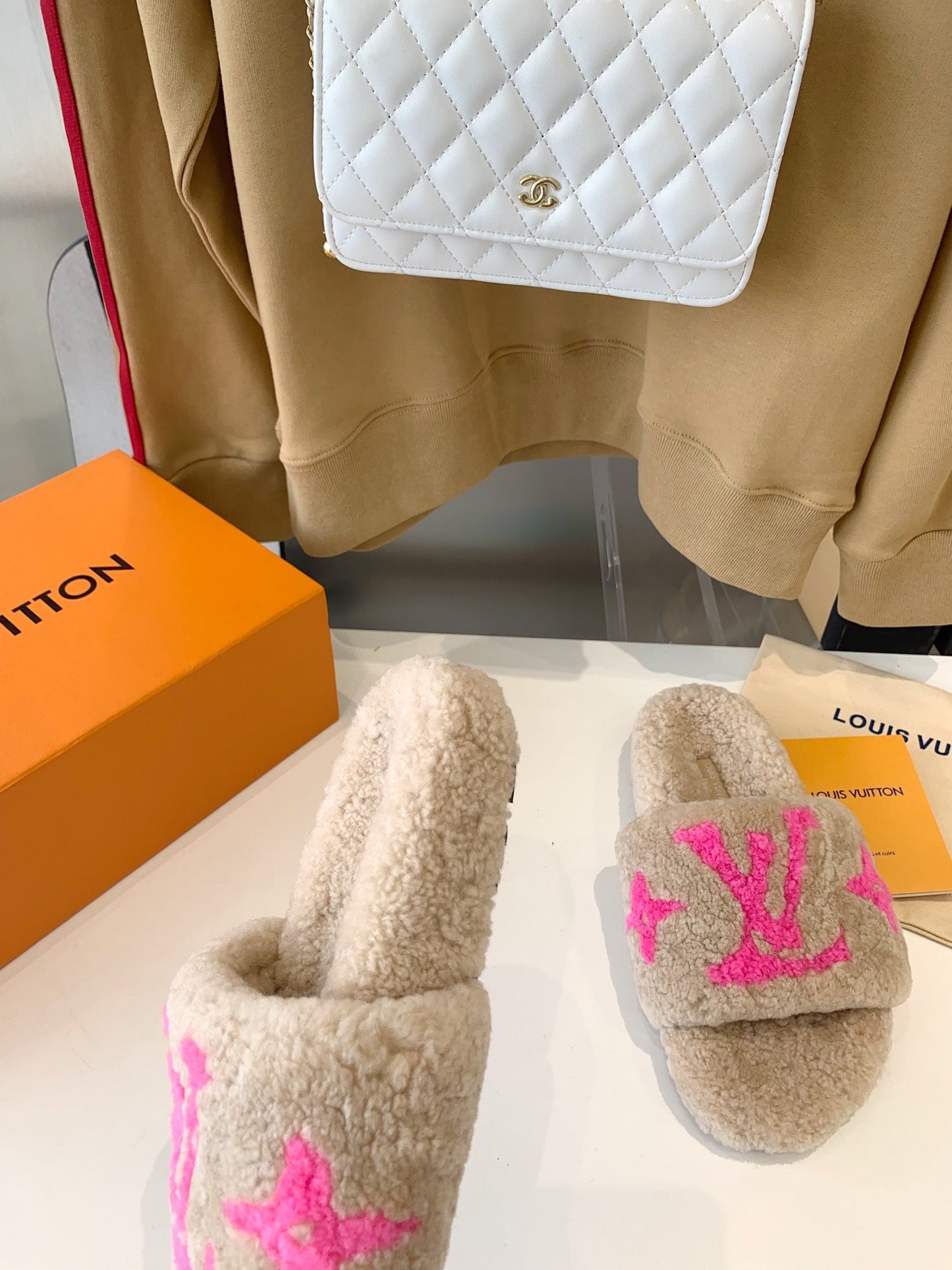 LV WOMEN'S PASEO FLAT SLIPPER IN BEIGE FLEECE WITH BRIGHT PINK LOGO - 35