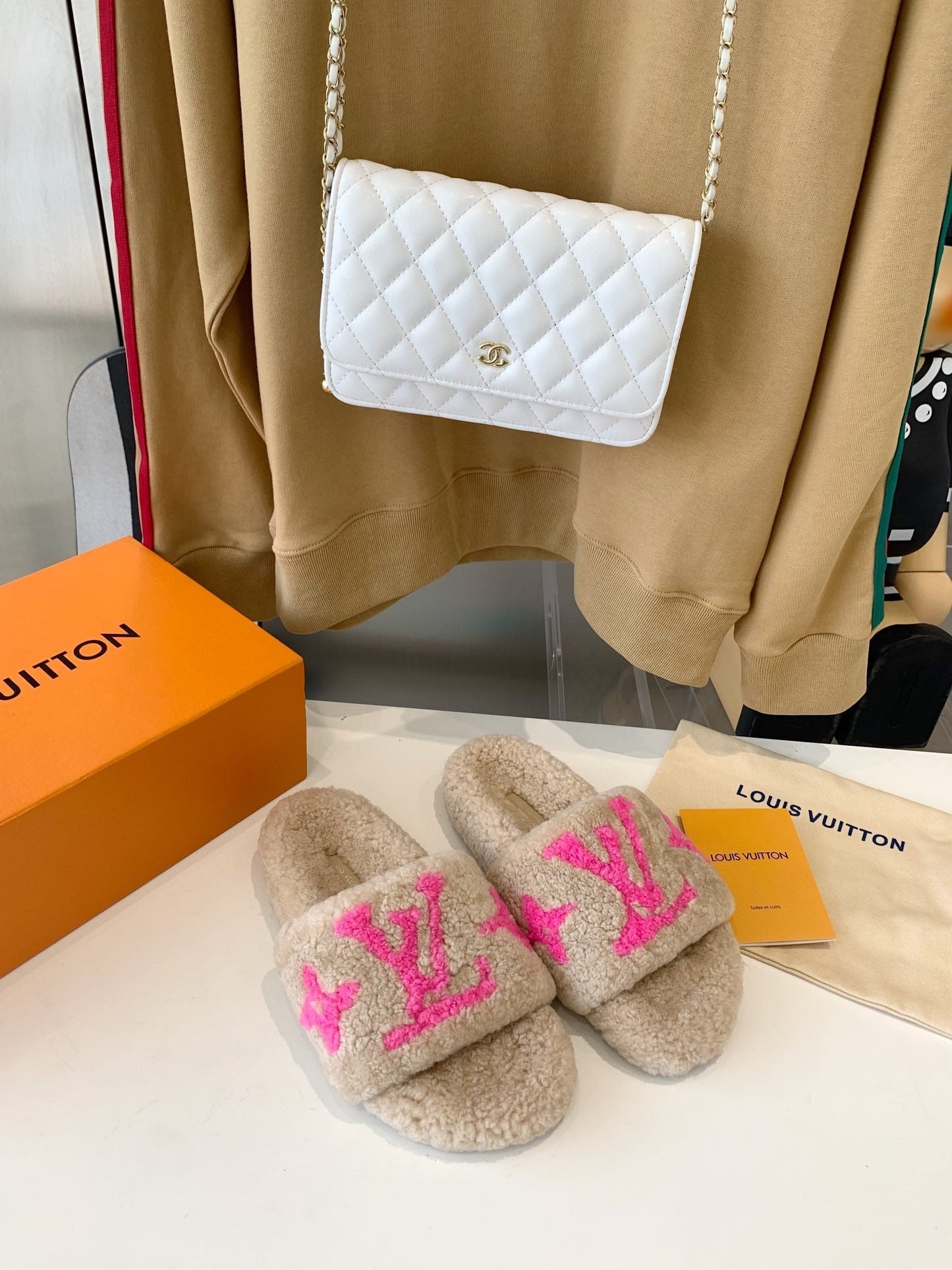 LV WOMEN'S PASEO FLAT SLIPPER IN BEIGE FLEECE WITH BRIGHT PINK LOGO - 35