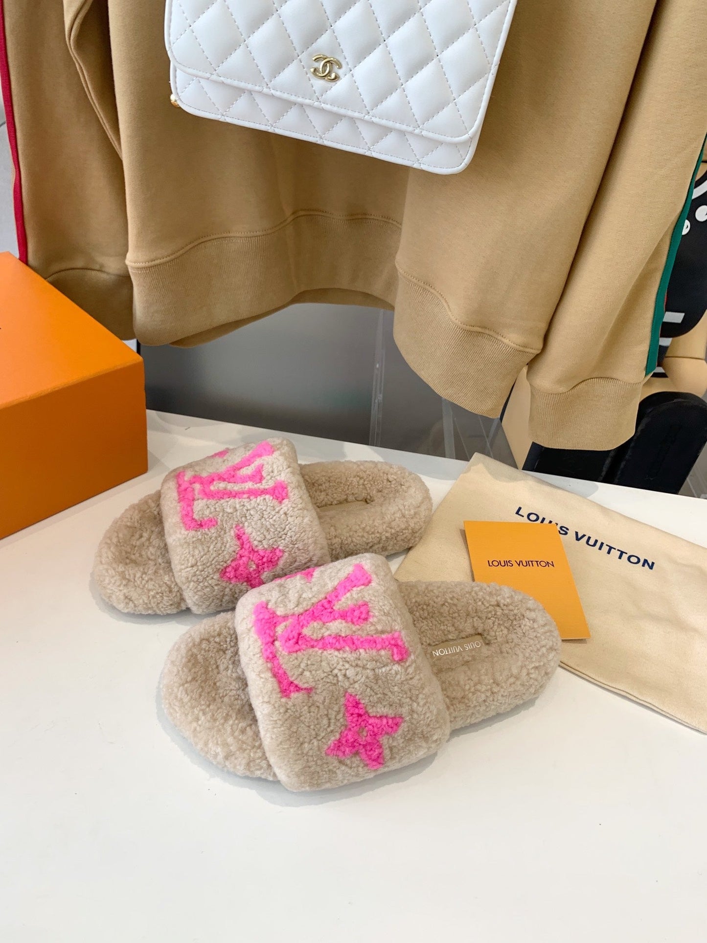 LV WOMEN'S PASEO FLAT SLIPPER IN BEIGE FLEECE WITH BRIGHT PINK LOGO - 35