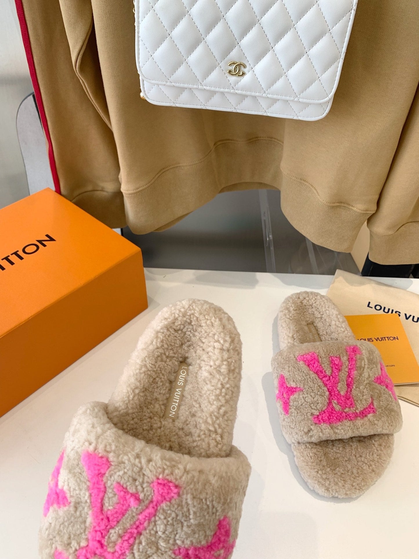 LV WOMEN'S PASEO FLAT SLIPPER IN BEIGE FLEECE WITH BRIGHT PINK LOGO - 35