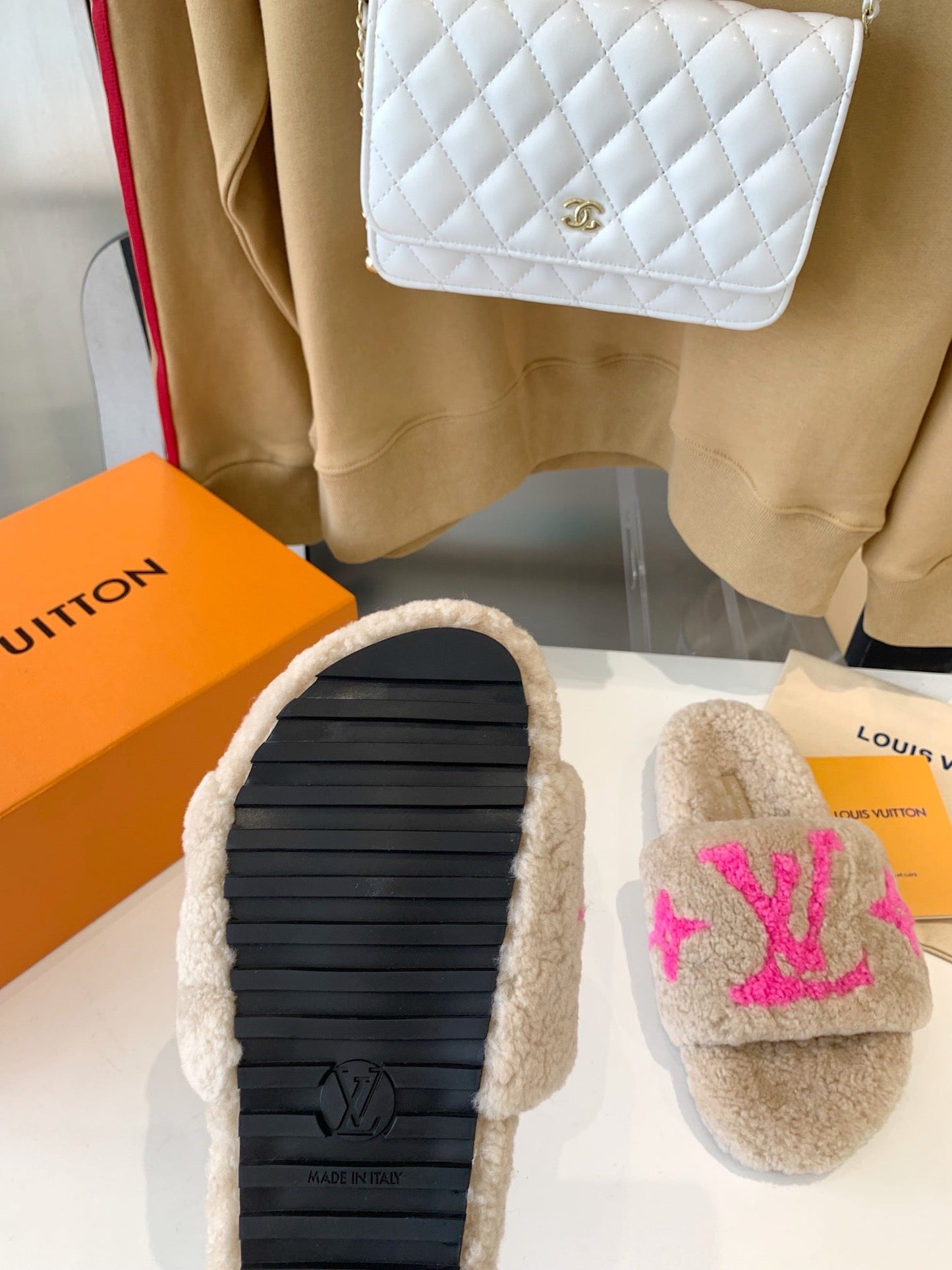 LV WOMEN'S PASEO FLAT SLIPPER IN BEIGE FLEECE WITH BRIGHT PINK LOGO - 35