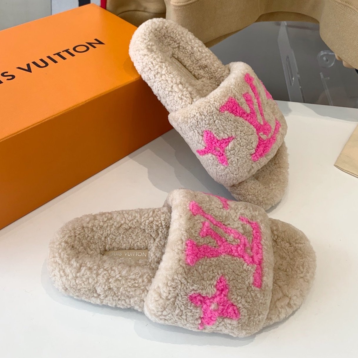 LV WOMEN'S PASEO FLAT SLIPPER IN BEIGE FLEECE WITH BRIGHT PINK LOGO - 35
