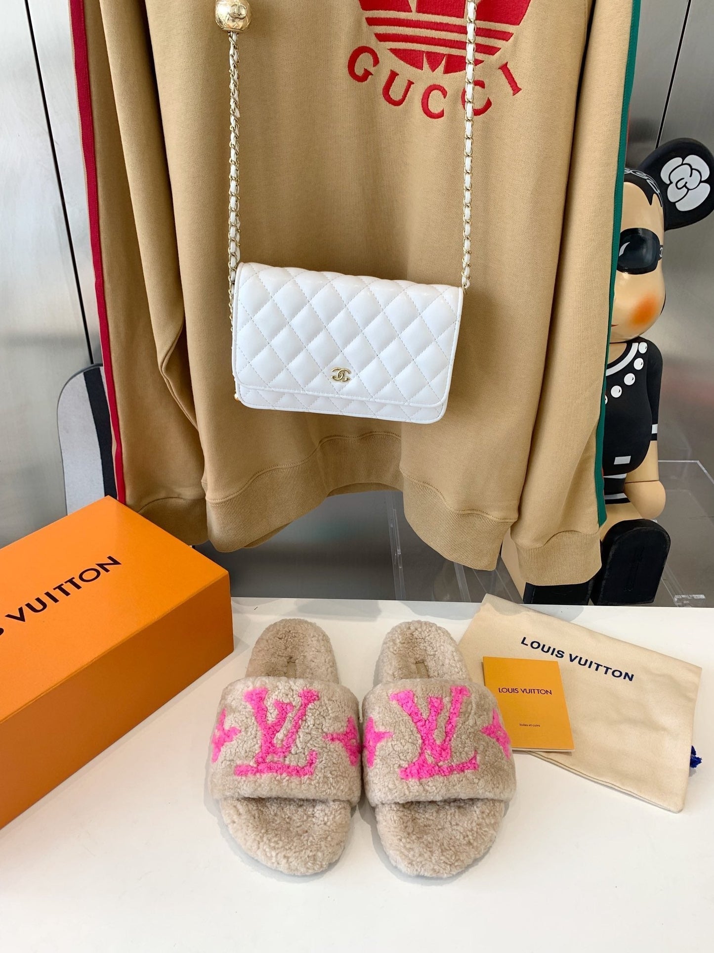 LV WOMEN'S PASEO FLAT SLIPPER IN BEIGE FLEECE WITH BRIGHT PINK LOGO - 35