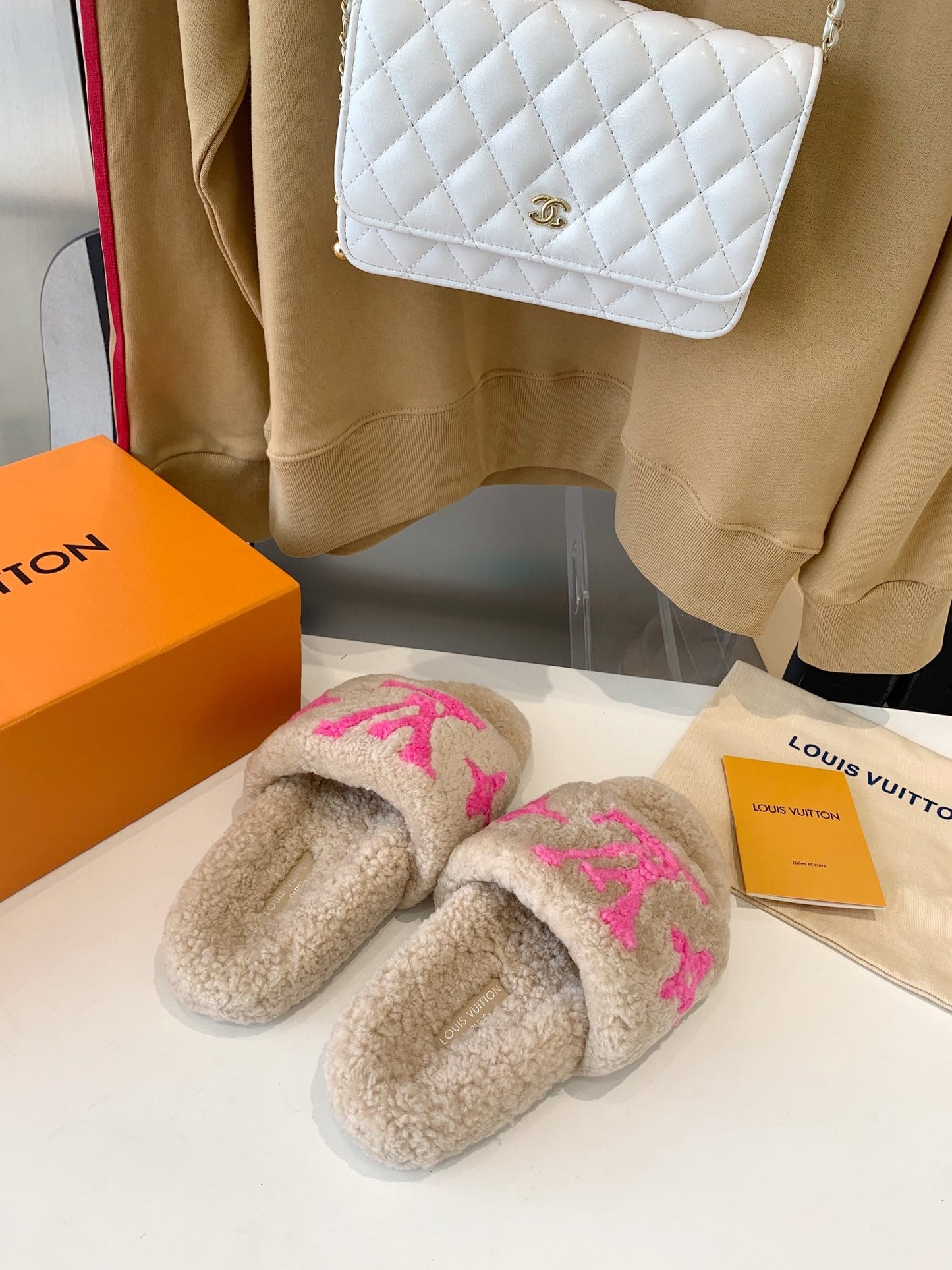 LV WOMEN'S PASEO FLAT SLIPPER IN BEIGE FLEECE WITH BRIGHT PINK LOGO - 35
