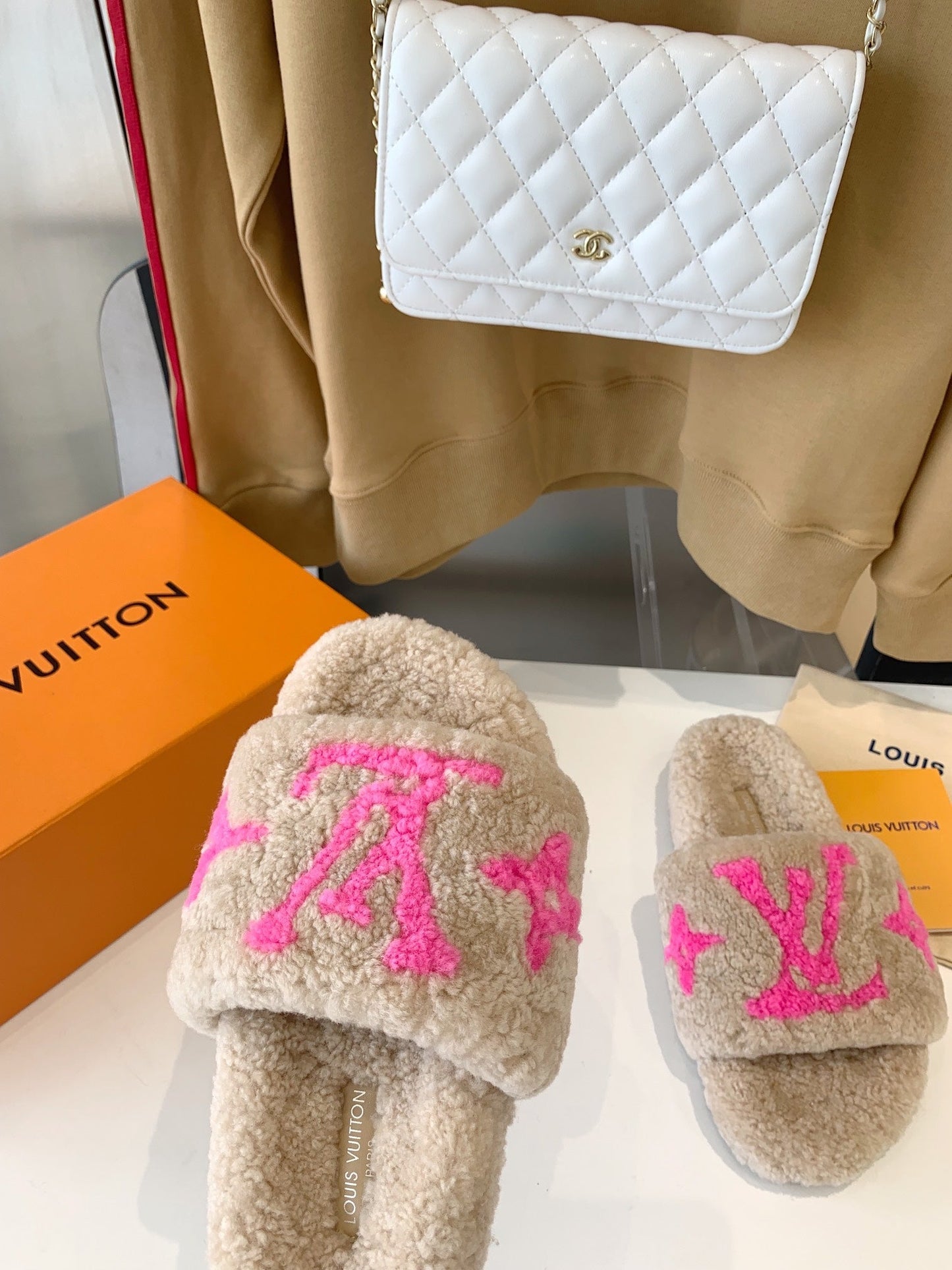 LV WOMEN'S PASEO FLAT SLIPPER IN BEIGE FLEECE WITH BRIGHT PINK LOGO - 35