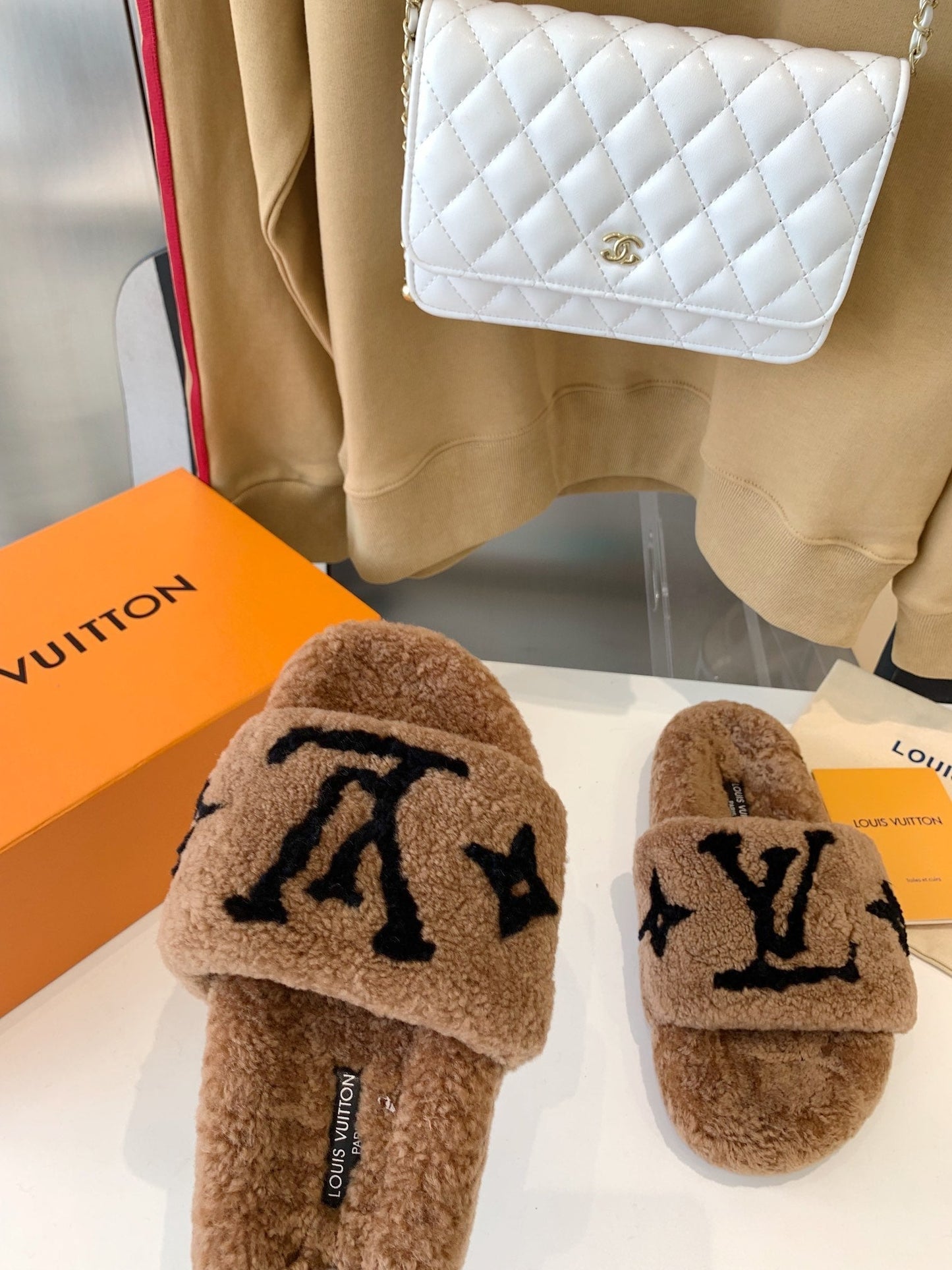 LV WOMEN'S PASEO FLAT SLIPPER IN CARAMEL BROWN FLEECE WITH BLACK LOGO - 35