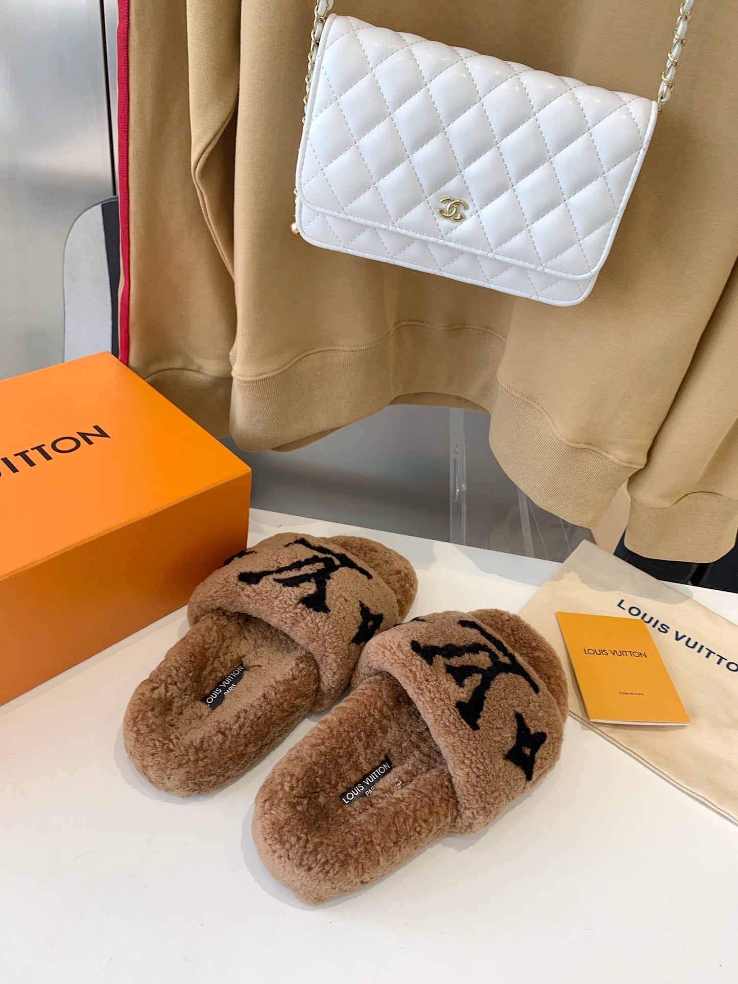 LV WOMEN'S PASEO FLAT SLIPPER IN CARAMEL BROWN FLEECE WITH BLACK LOGO - 35