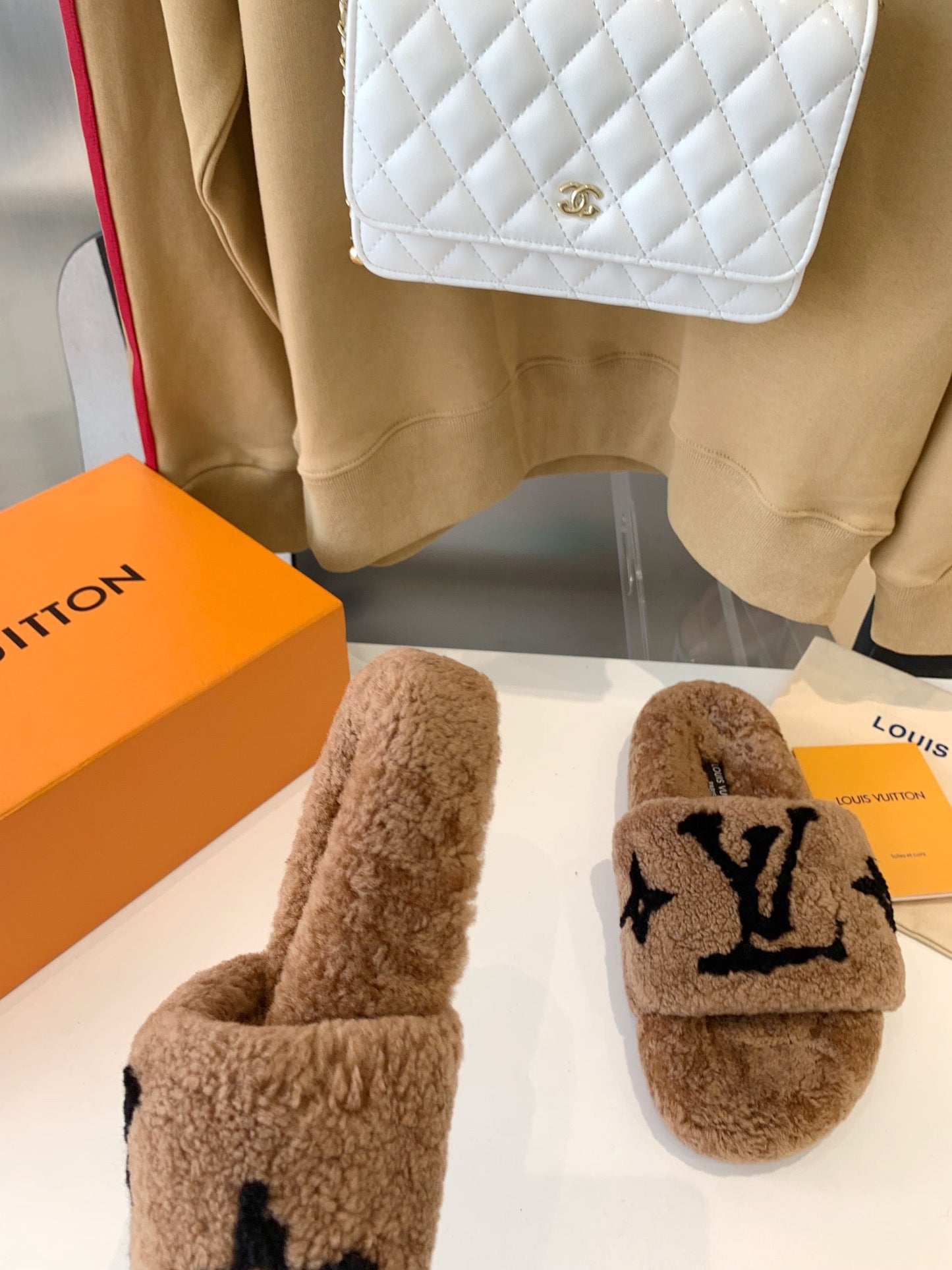 LV WOMEN'S PASEO FLAT SLIPPER IN CARAMEL BROWN FLEECE WITH BLACK LOGO - 35