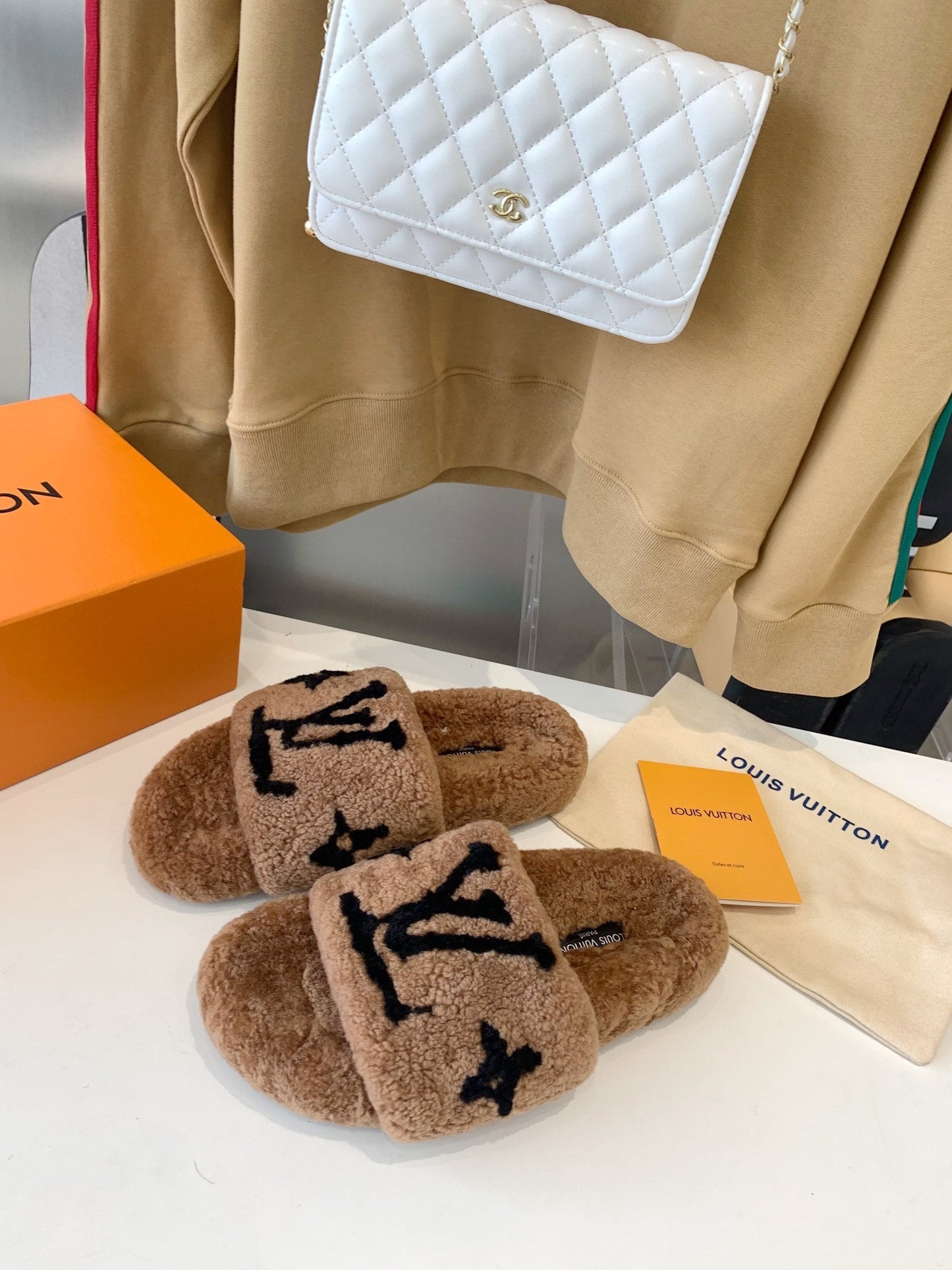 LV WOMEN'S PASEO FLAT SLIPPER IN CARAMEL BROWN FLEECE WITH BLACK LOGO - 35