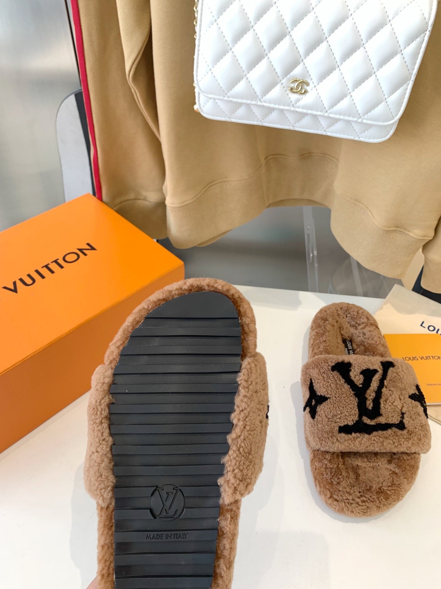 LV WOMEN'S PASEO FLAT SLIPPER IN CARAMEL BROWN FLEECE WITH BLACK LOGO - 35