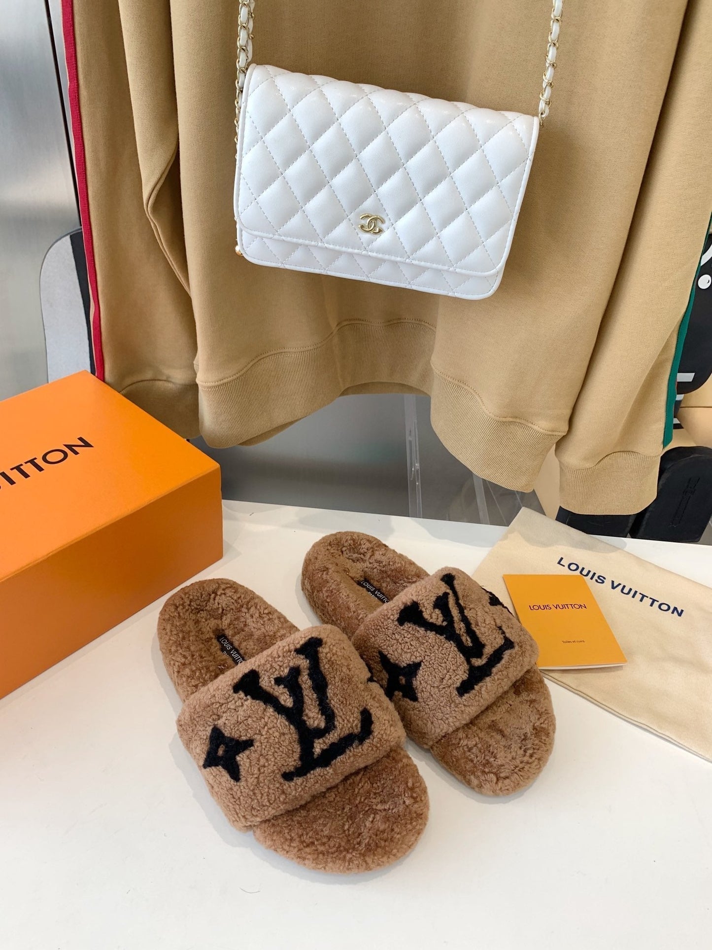 LV WOMEN'S PASEO FLAT SLIPPER IN CARAMEL BROWN FLEECE WITH BLACK LOGO - 35