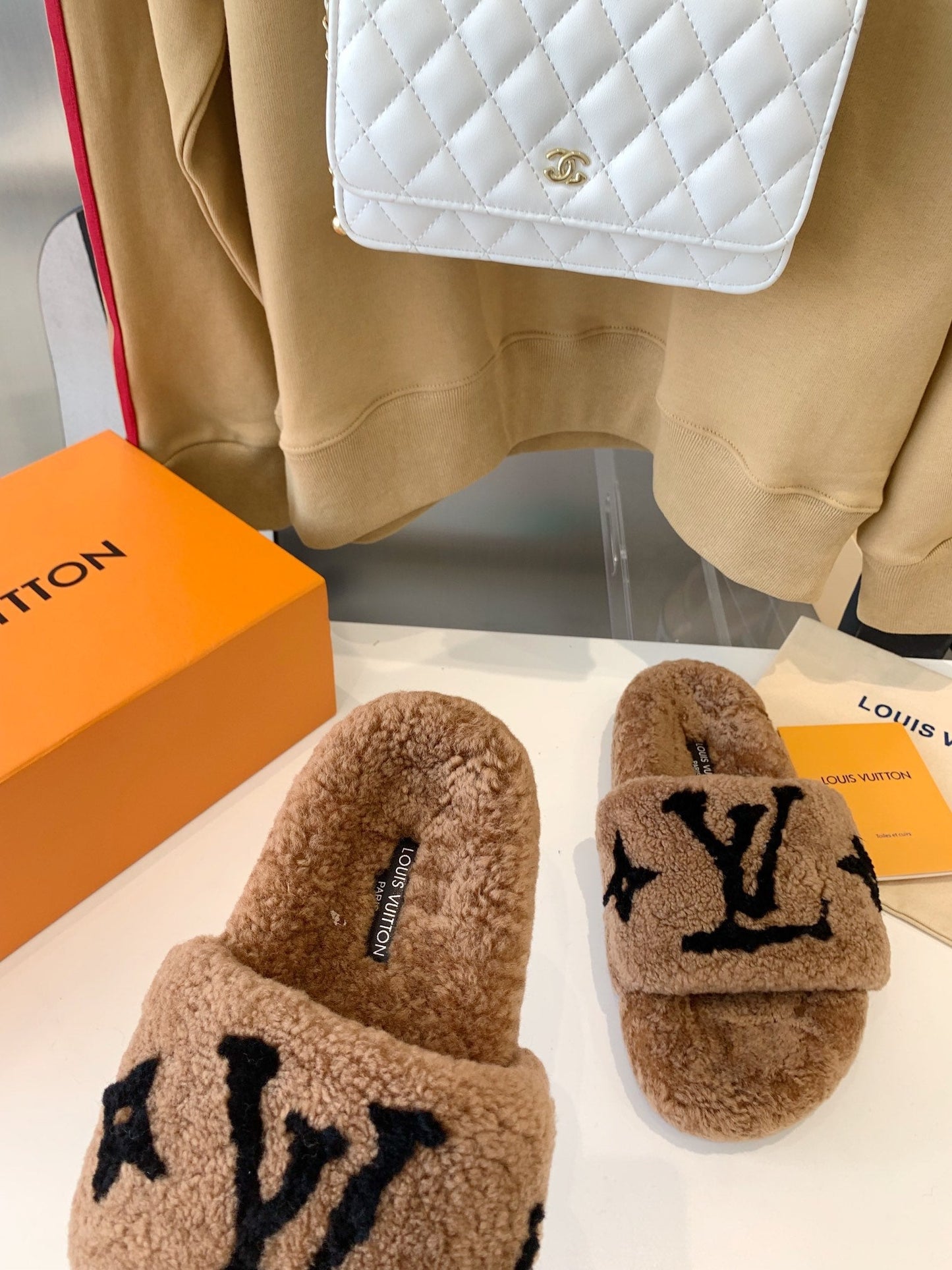 LV WOMEN'S PASEO FLAT SLIPPER IN CARAMEL BROWN FLEECE WITH BLACK LOGO - 35