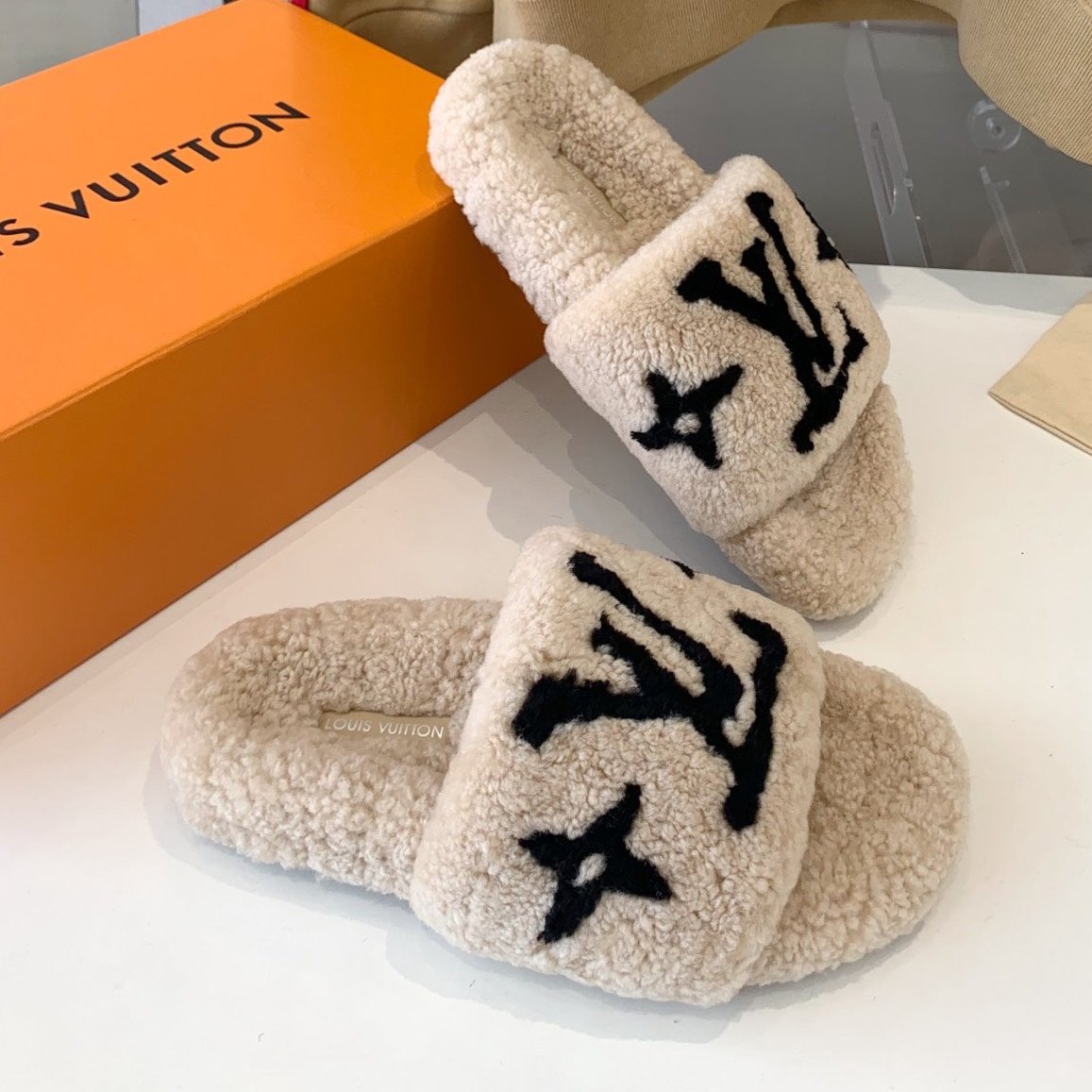 LV WOMEN'S PASEO FLAT SLIPPER IN TAN BROWN FLEECE WITH BLACK LOGO - 35