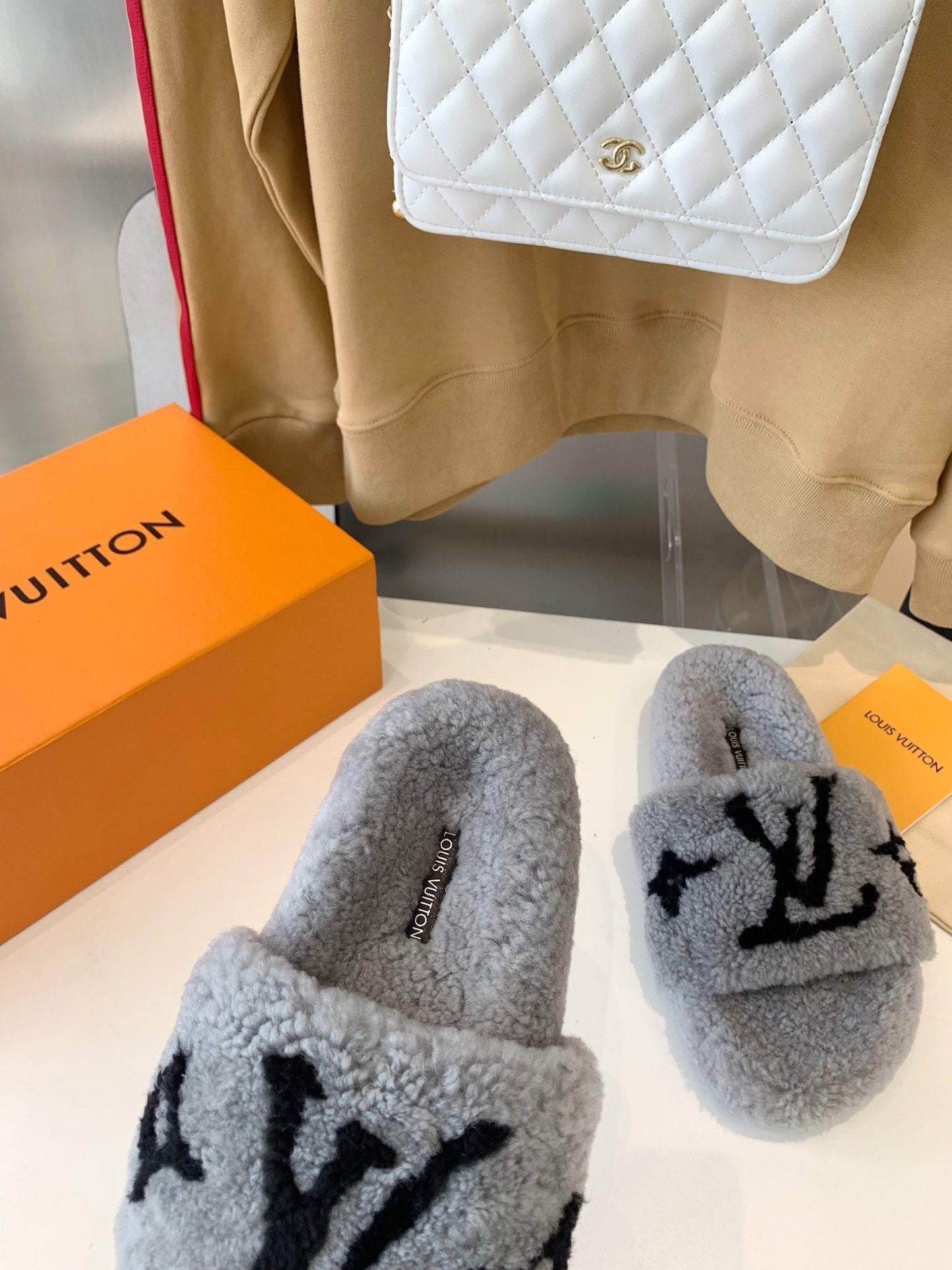 LV WOMEN'S PASEO FLAT SLIPPER IN GREY FLEECE WITH BLACK LOGO - 35