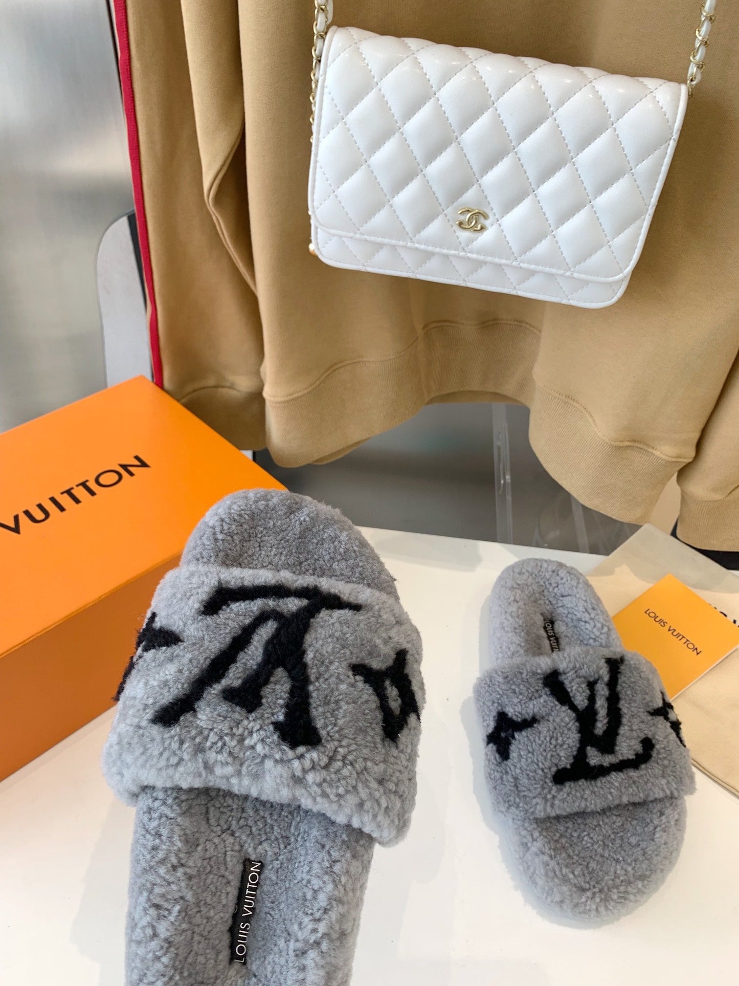 LV WOMEN'S PASEO FLAT SLIPPER IN GREY FLEECE WITH BLACK LOGO - 35