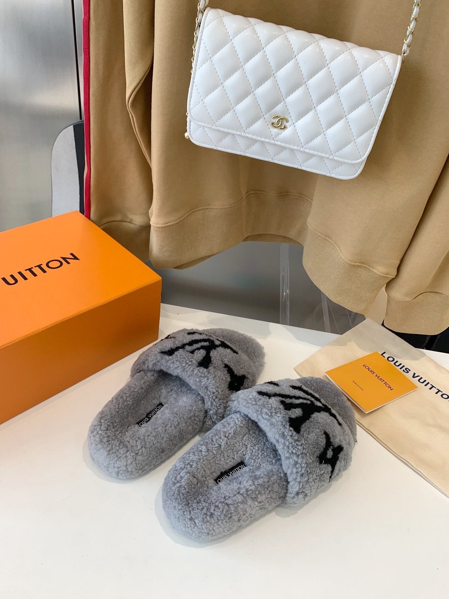 LV WOMEN'S PASEO FLAT SLIPPER IN GREY FLEECE WITH BLACK LOGO - 35