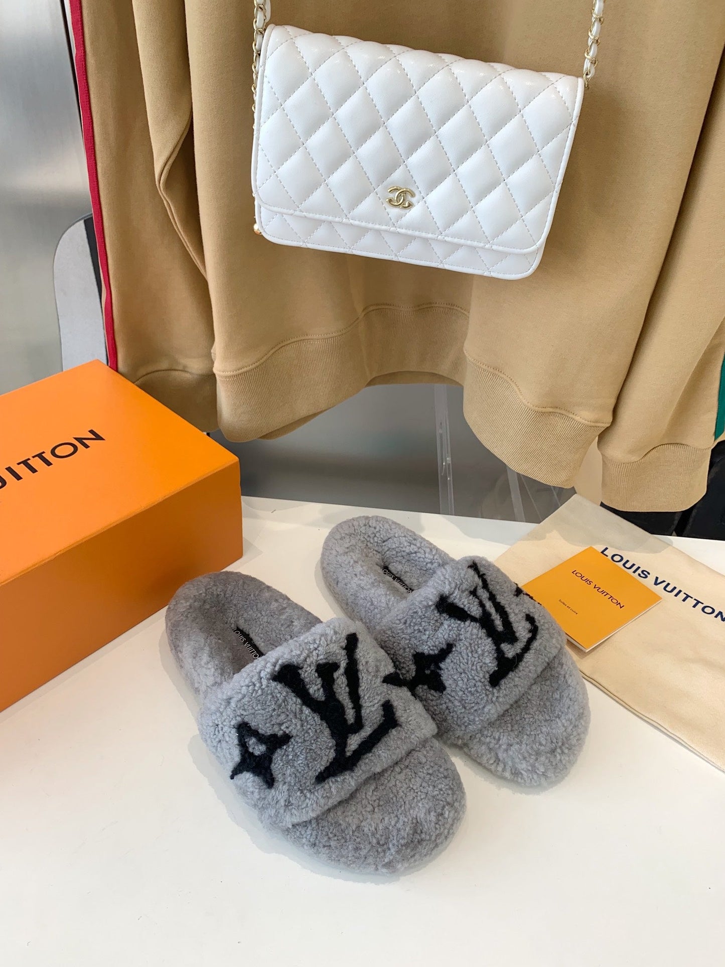 LV WOMEN'S PASEO FLAT SLIPPER IN GREY FLEECE WITH BLACK LOGO - 35