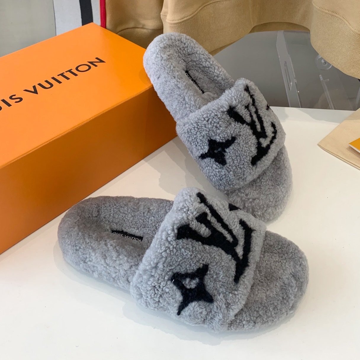 LV WOMEN'S PASEO FLAT SLIPPER IN GREY FLEECE WITH BLACK LOGO - 35