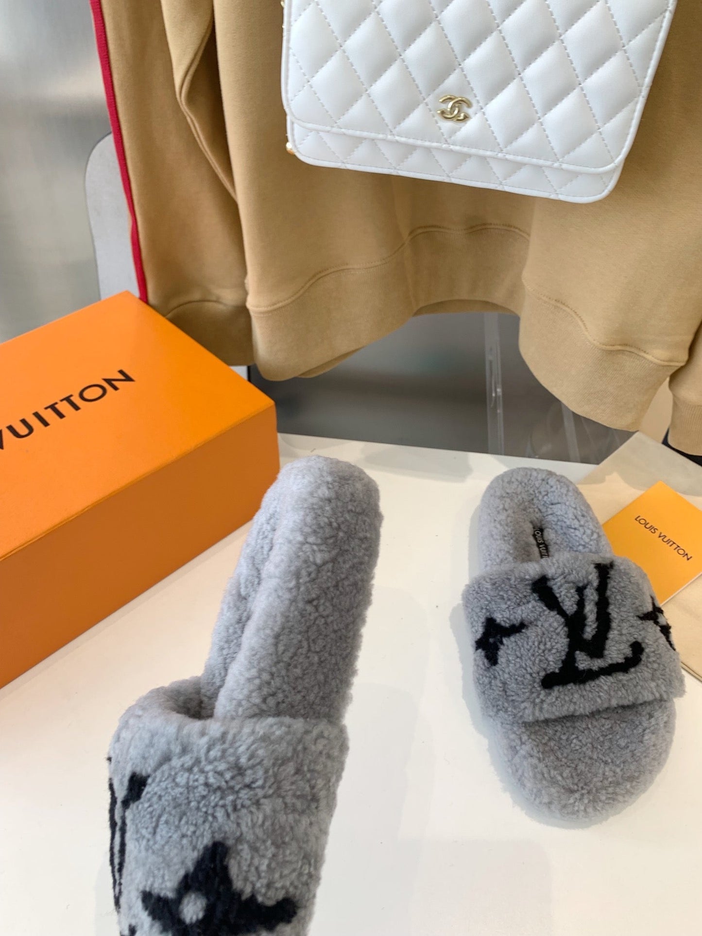 LV WOMEN'S PASEO FLAT SLIPPER IN GREY FLEECE WITH BLACK LOGO - 35